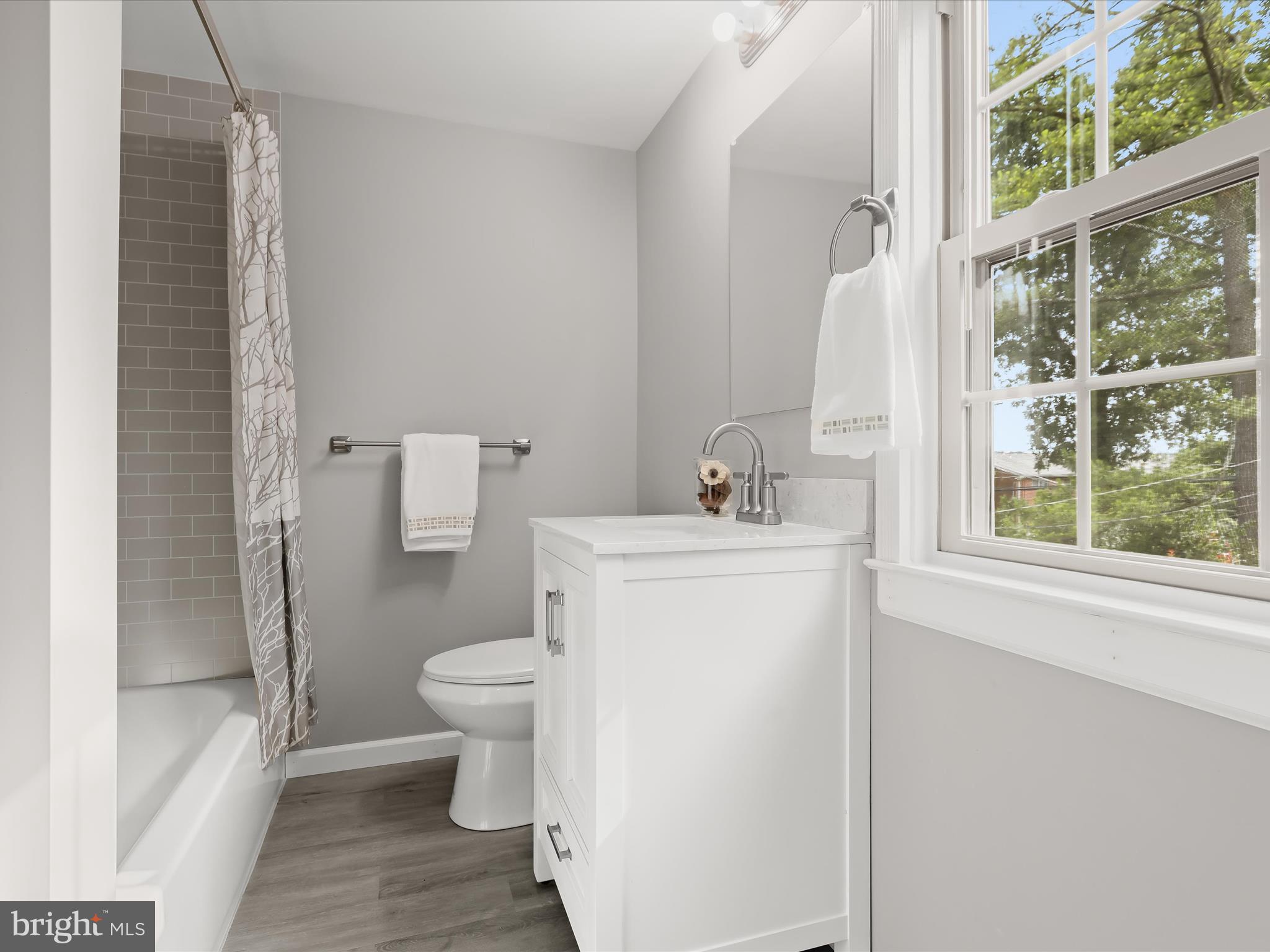 COLONIAL VILLAGE - Residential