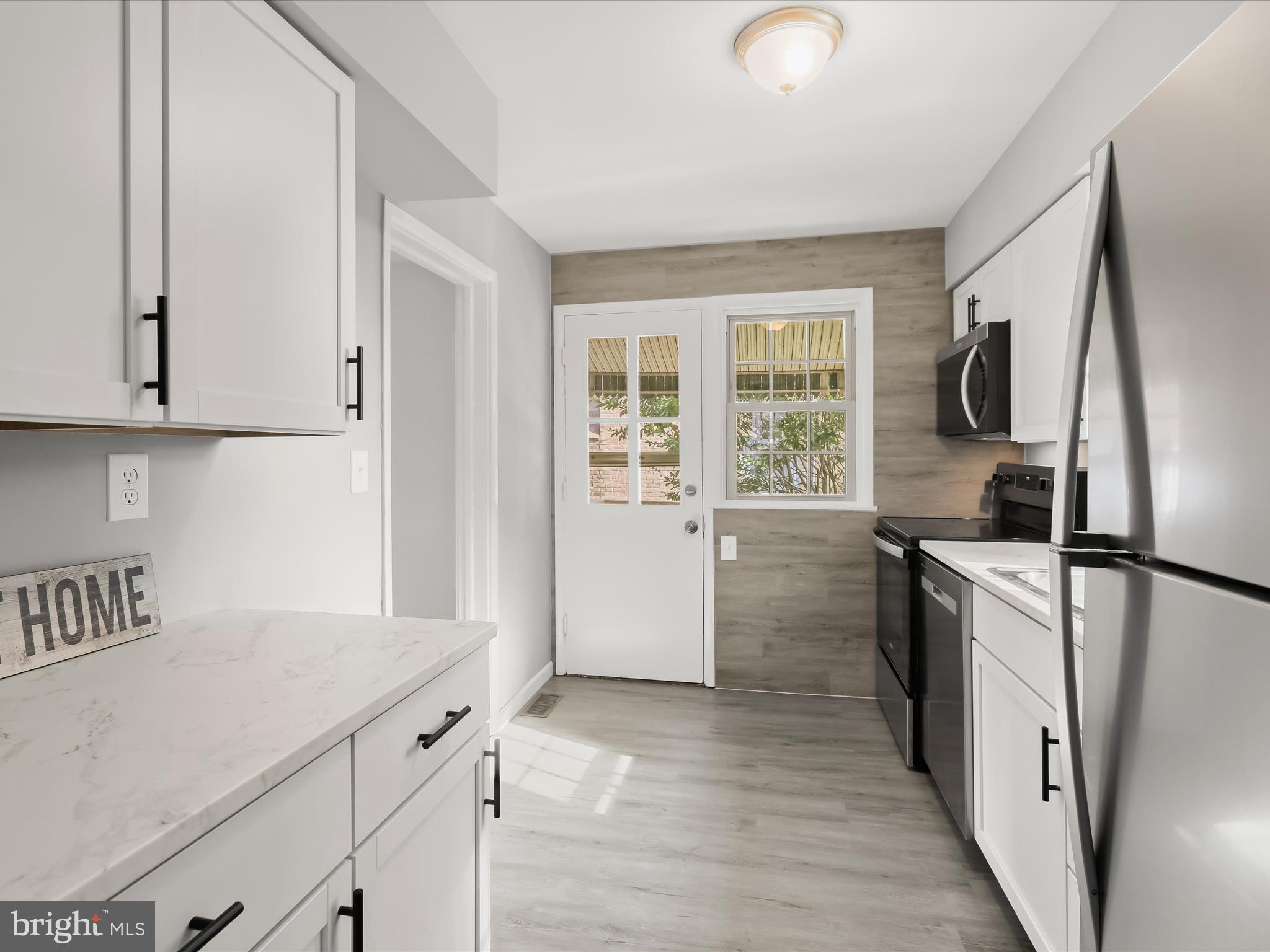 COLONIAL VILLAGE - Residential