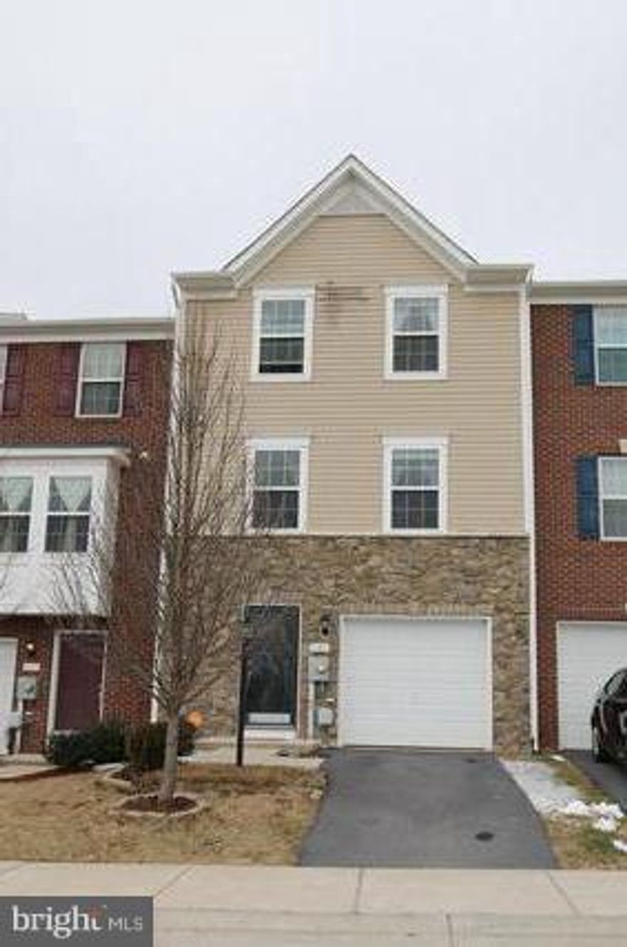 Ready to move in! 3BD, 2BA, 2 half baths 3 story townhouse in Fairfax Crossings! Interior townhouse features finished lower level, upgraded kitchen with granite counters and island. Spacious master bedroom w/walkin closet and master bathroom. Great commuter location!  1 car garage, visitor parking across the street!