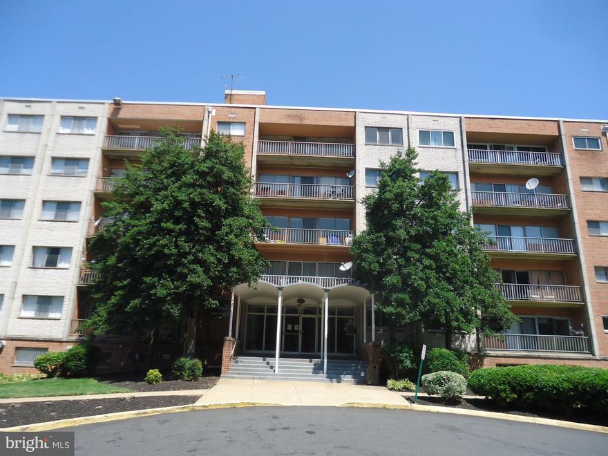2 br, 1.5 ba, 1 DEN, balcony. Ceiling fans. FRESHLY PAINTED. Transportation bus in the corner. Near Rt 236, 395, 495 and Old town   Alexandria. READY TO MOVE IN. Please EMAIL  for more info . NO MOVING ON WEEKENDS.
