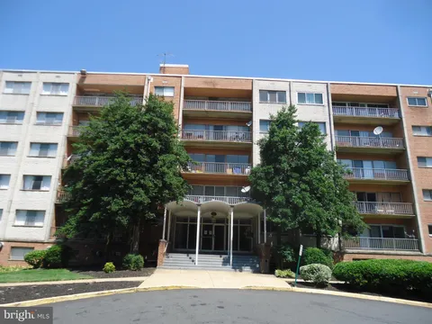 5851 Quantrell Avenue Unit 101, Alexandria, VA MLS: VAAX2042988