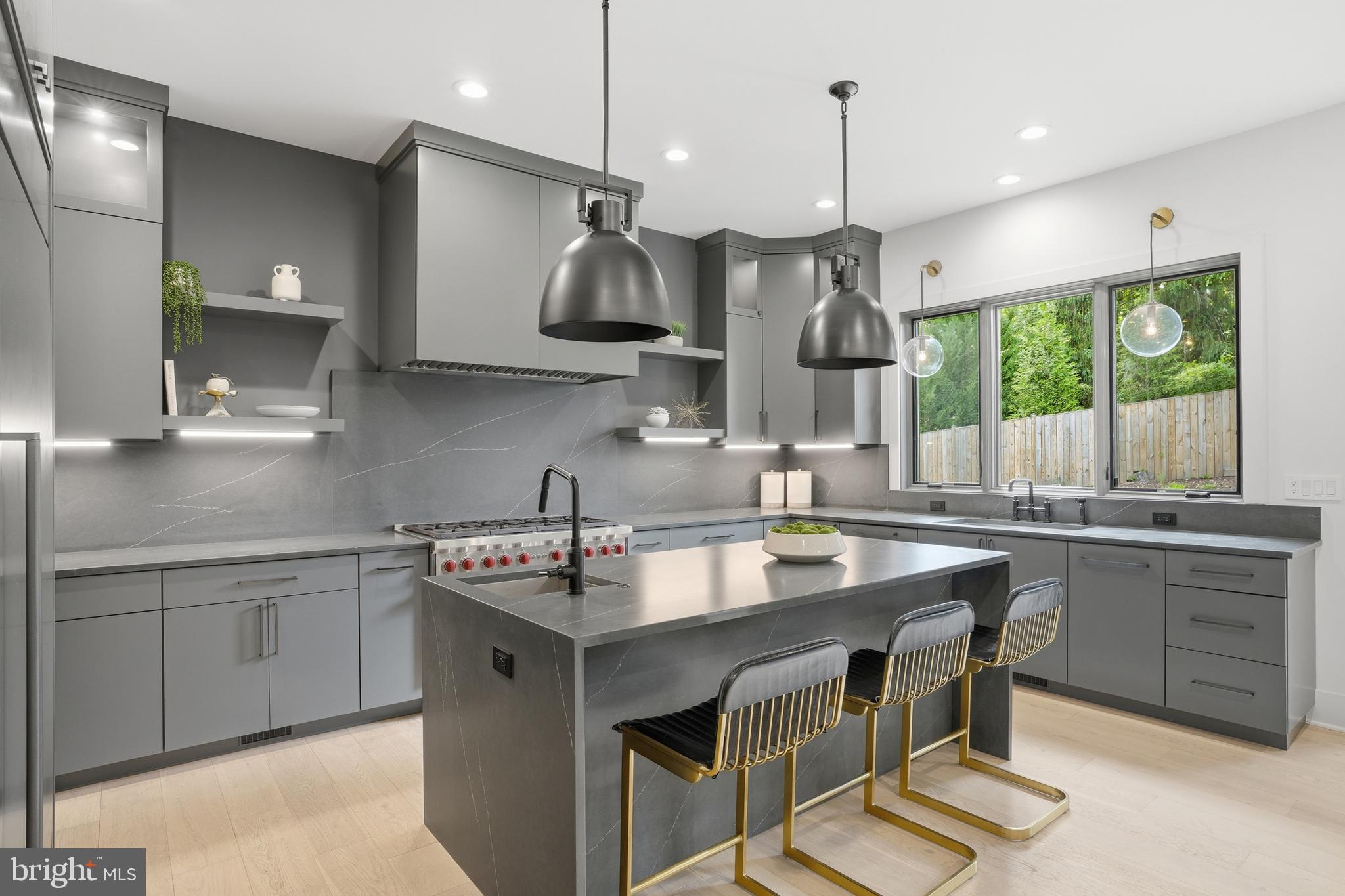 MCLEAN MANOR - Residential