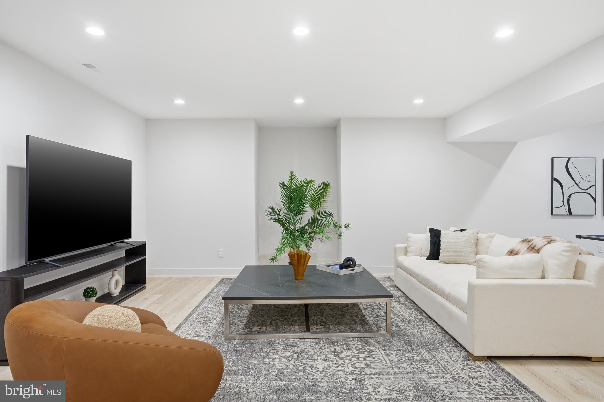 MCLEAN MANOR - Residential