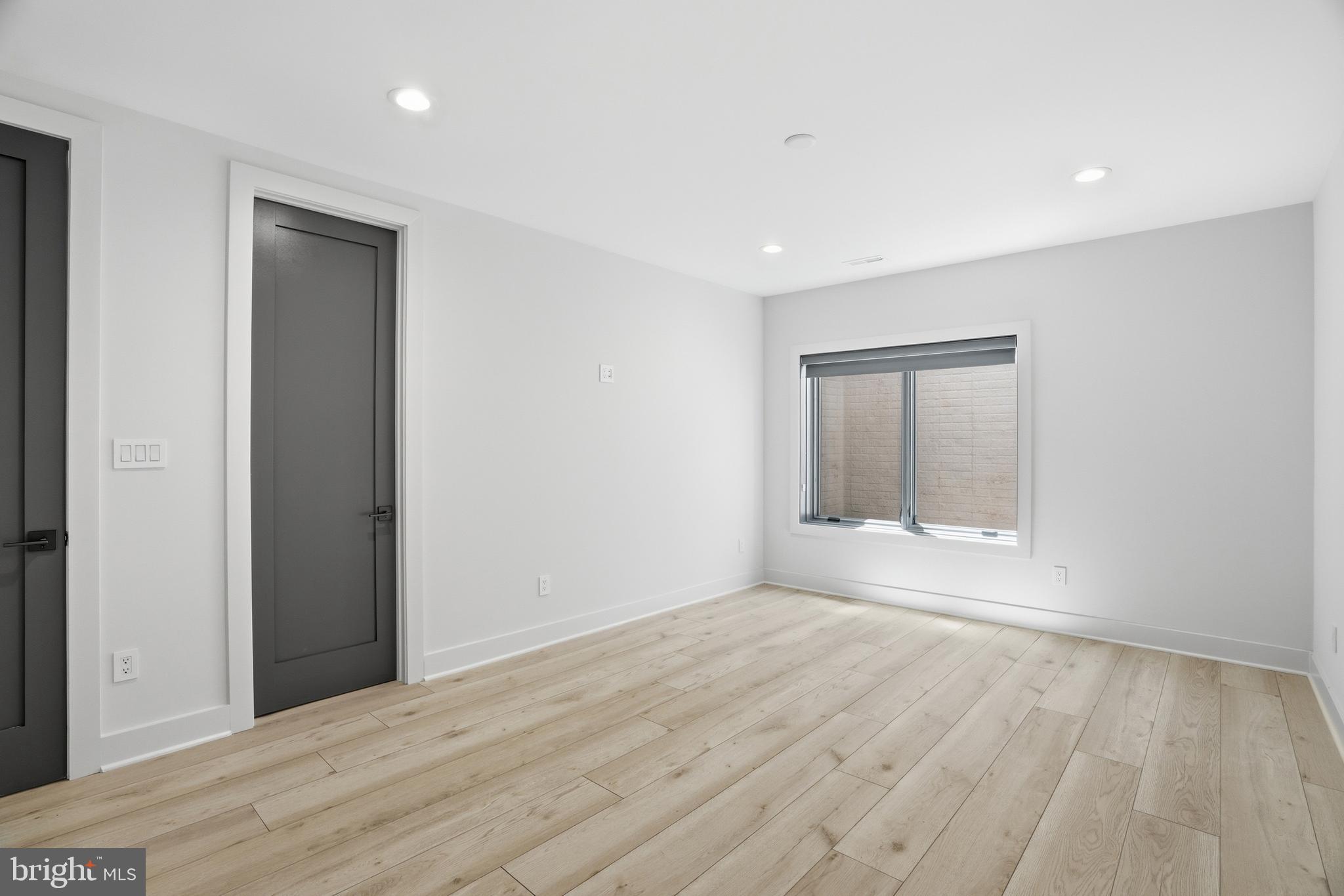 MCLEAN MANOR - Residential