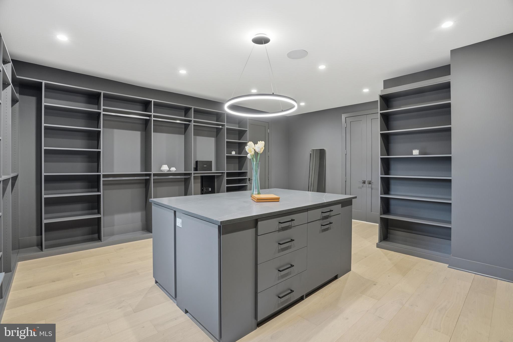 MCLEAN MANOR - Residential