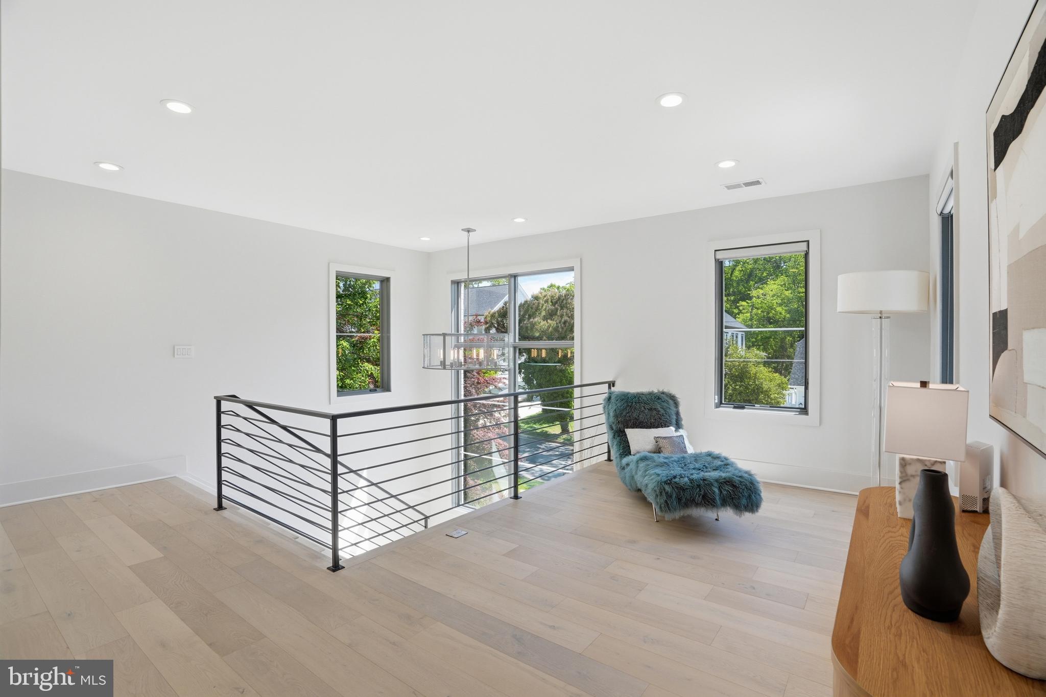MCLEAN MANOR - Residential