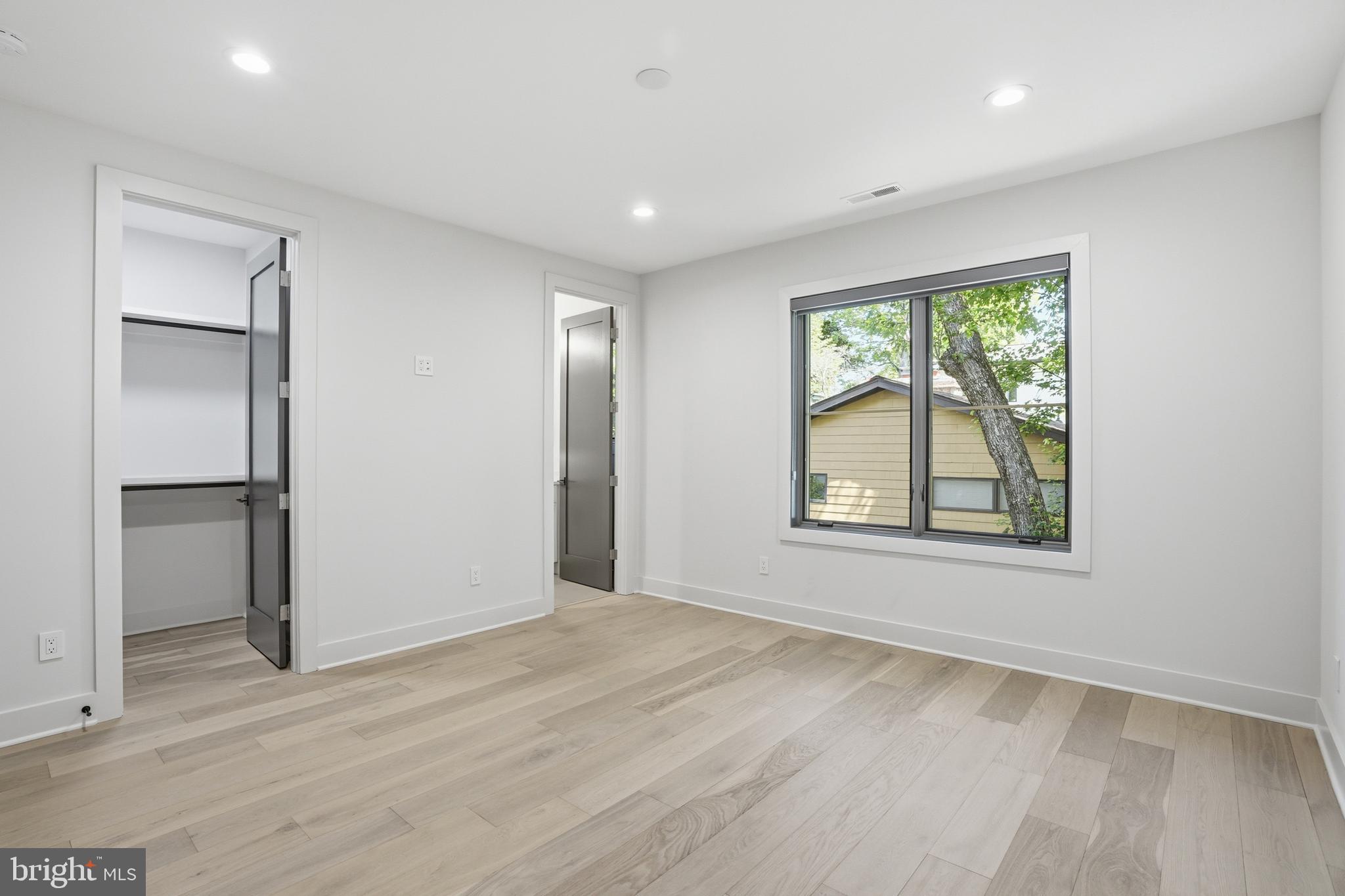 MCLEAN MANOR - Residential