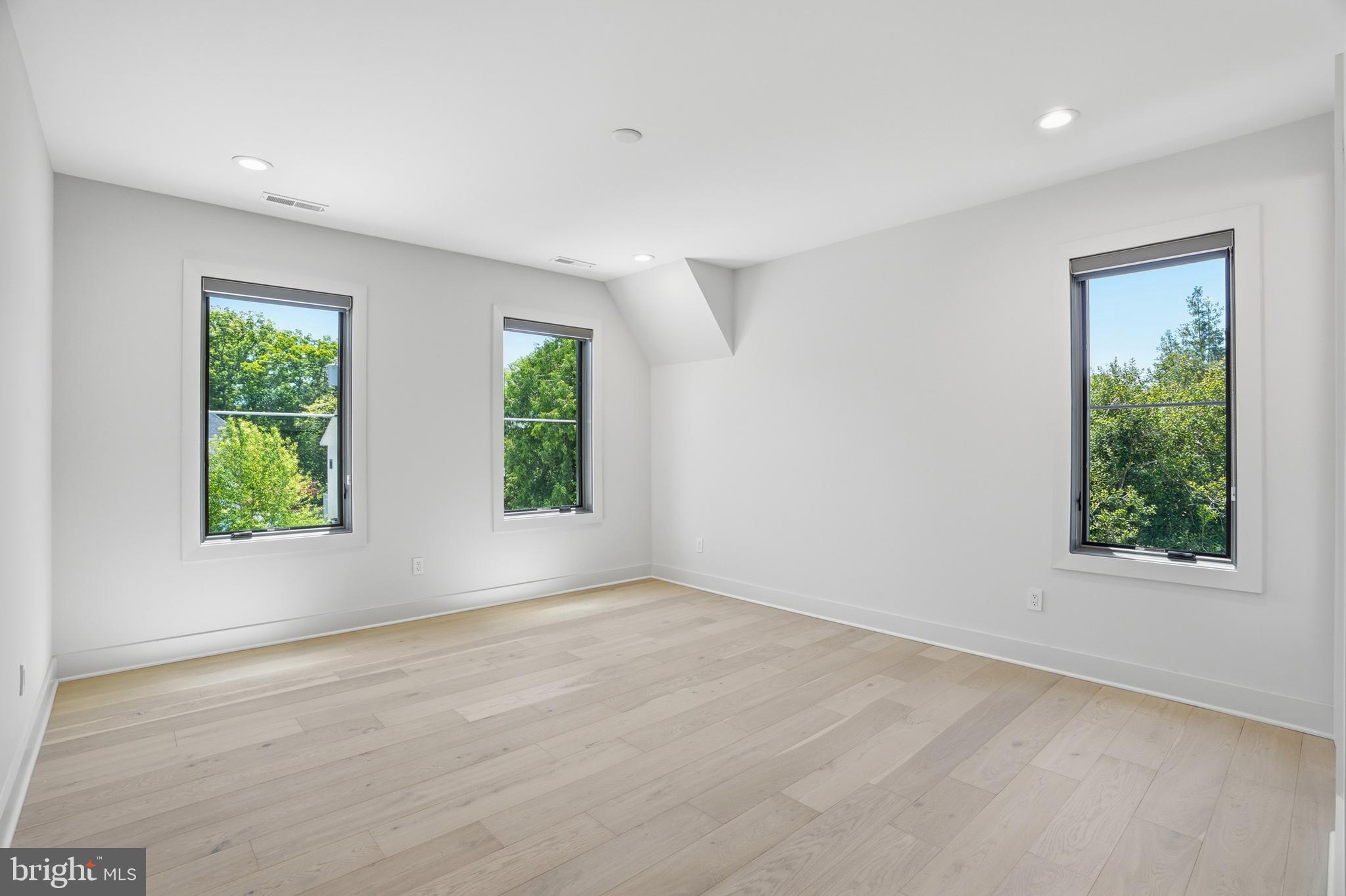 MCLEAN MANOR - Residential