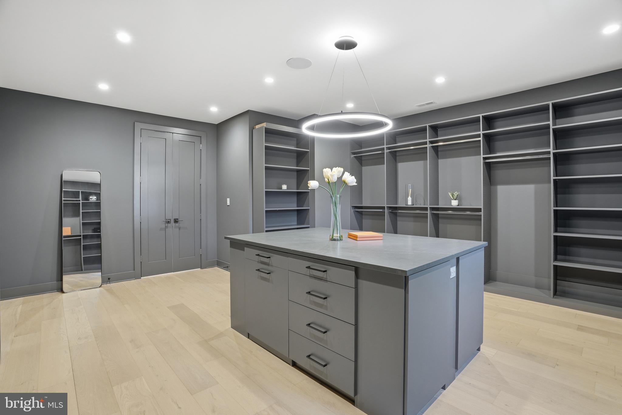 MCLEAN MANOR - Residential