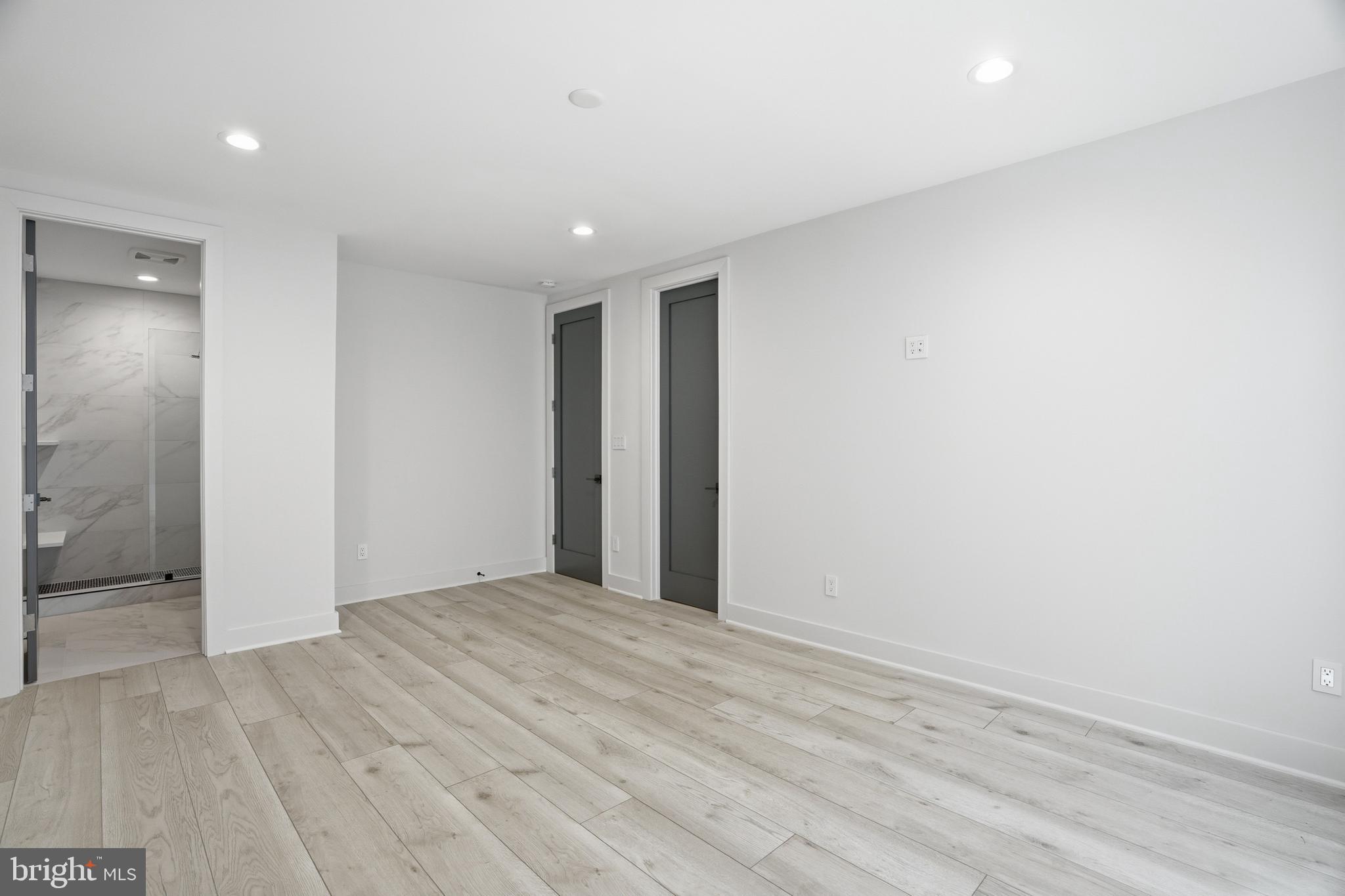 MCLEAN MANOR - Residential