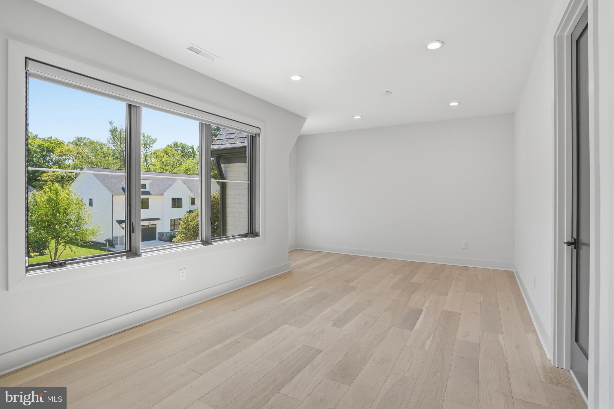 MCLEAN MANOR - Residential