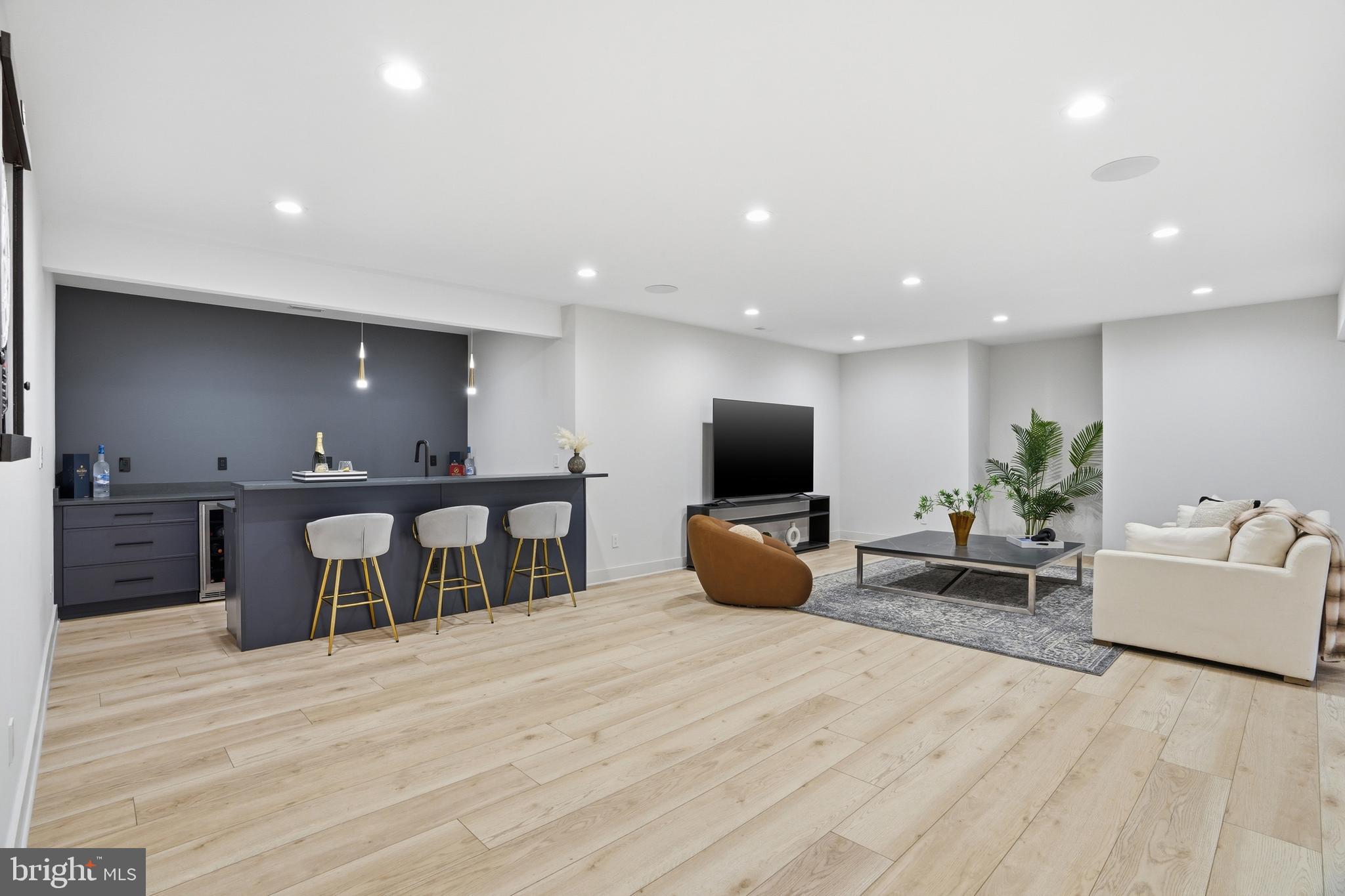 MCLEAN MANOR - Residential