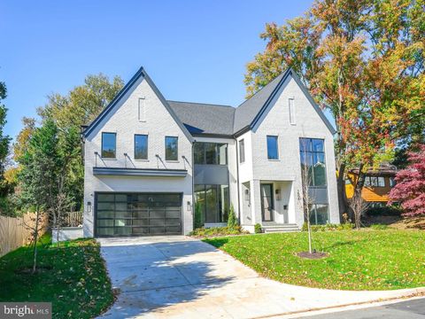 Photo of 1608 Wrightson Drive, MCLEAN, VA 22101 (MLS # VAFX2311864)