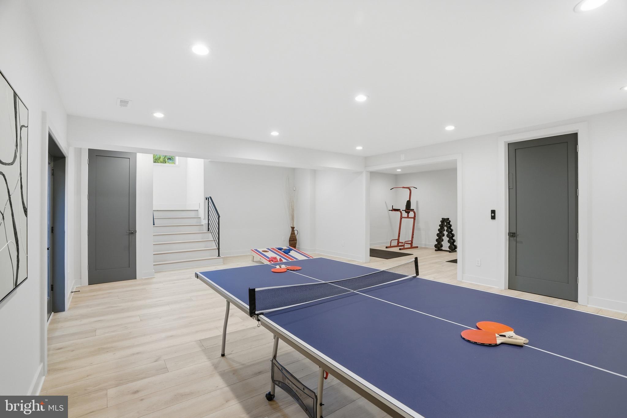 MCLEAN MANOR - Residential