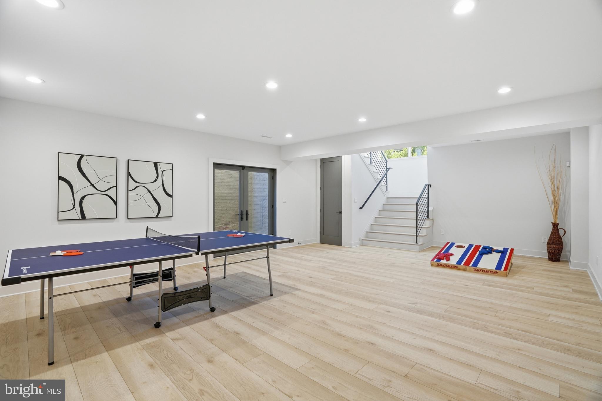 MCLEAN MANOR - Residential