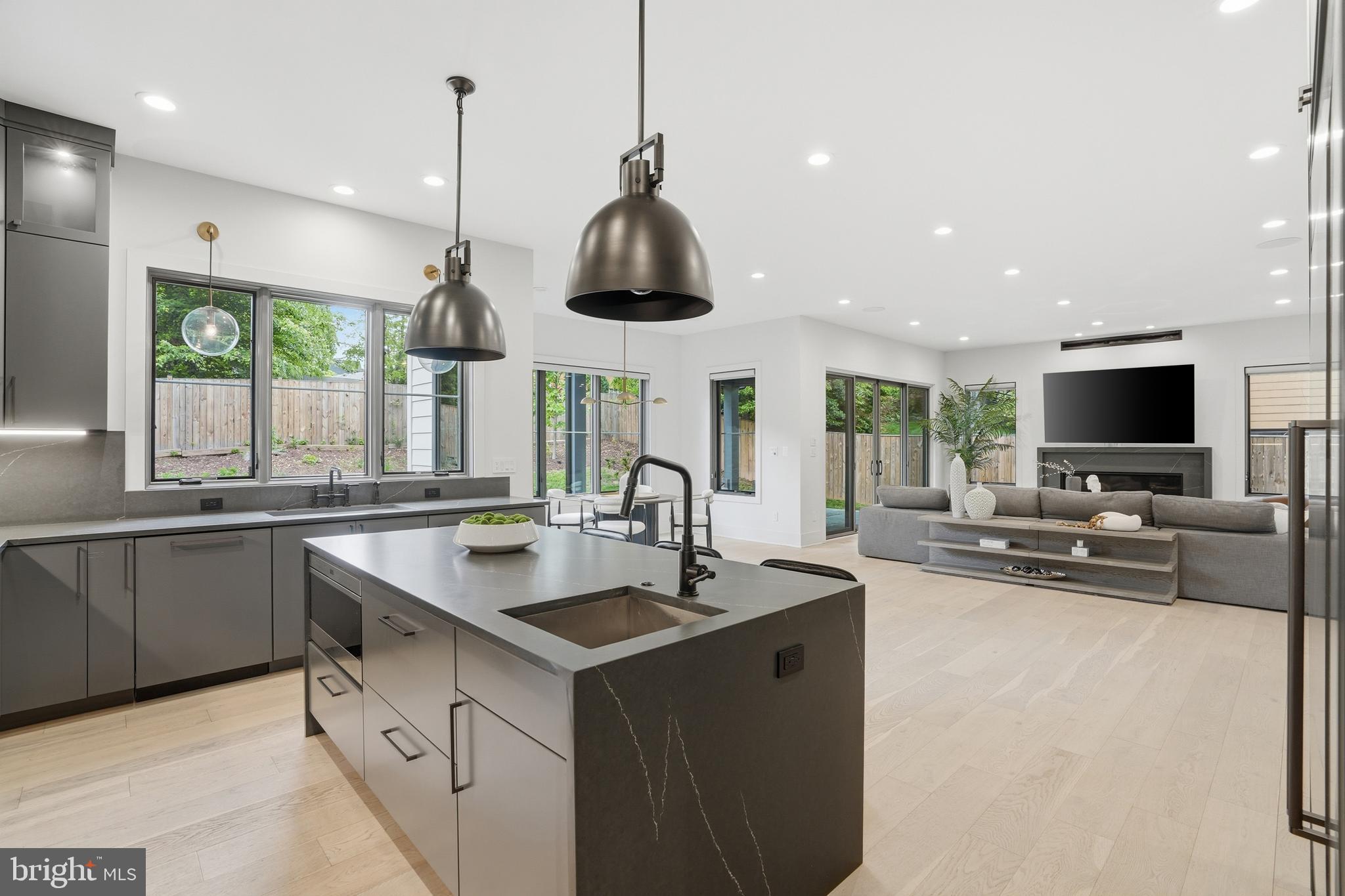 MCLEAN MANOR - Residential