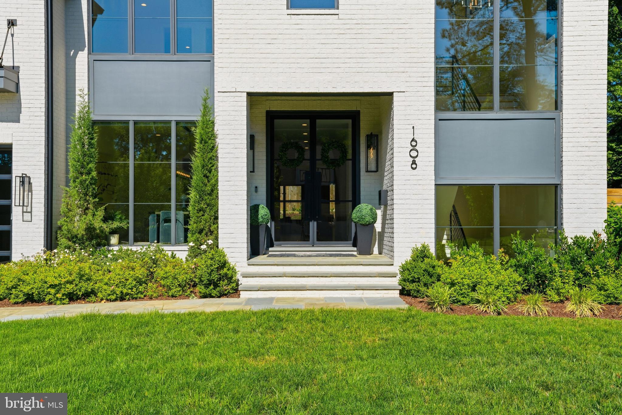 MCLEAN MANOR - Residential