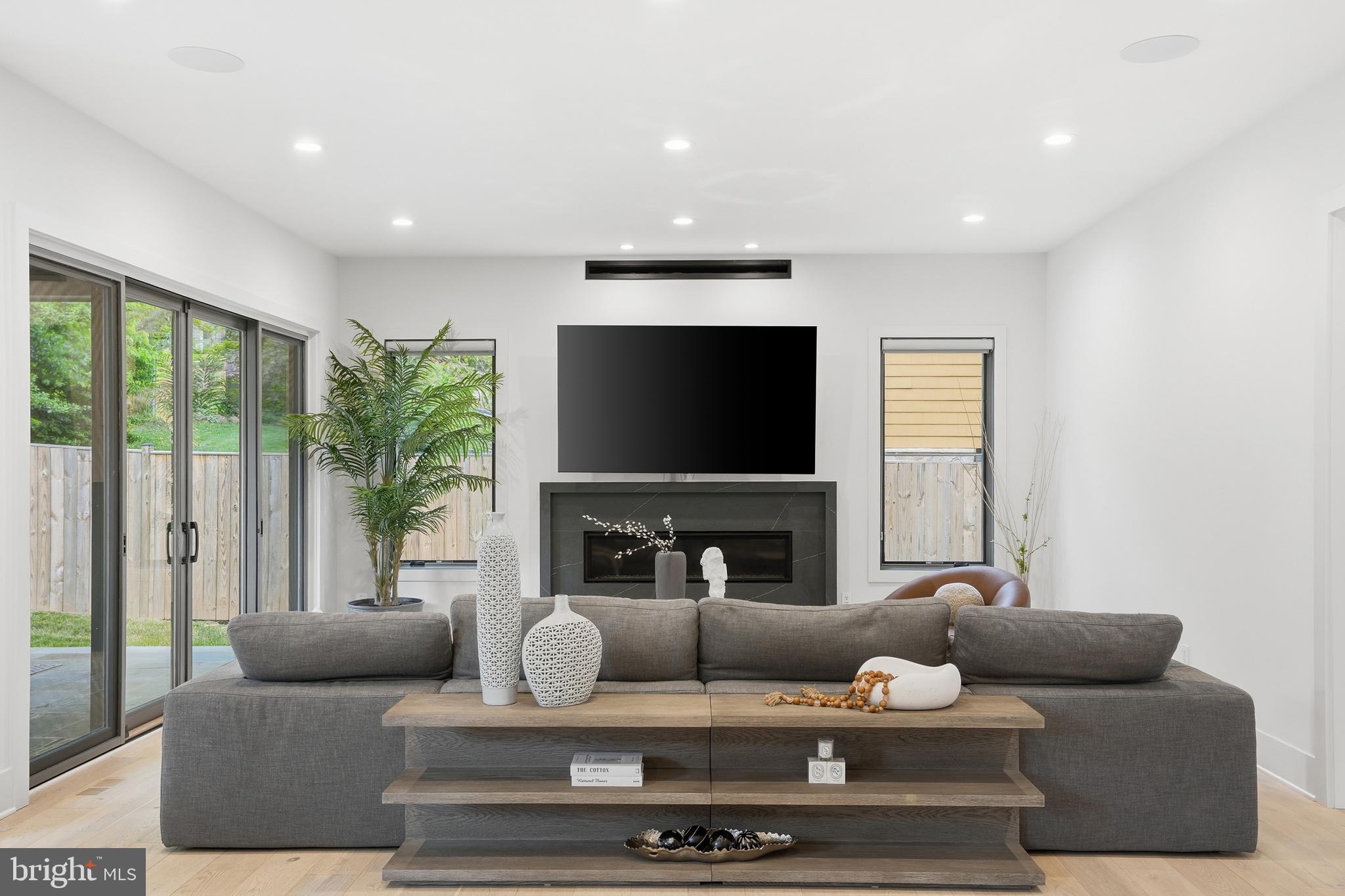 MCLEAN MANOR - Residential