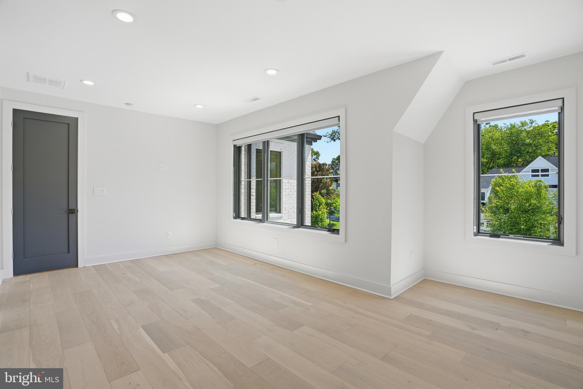 MCLEAN MANOR - Residential