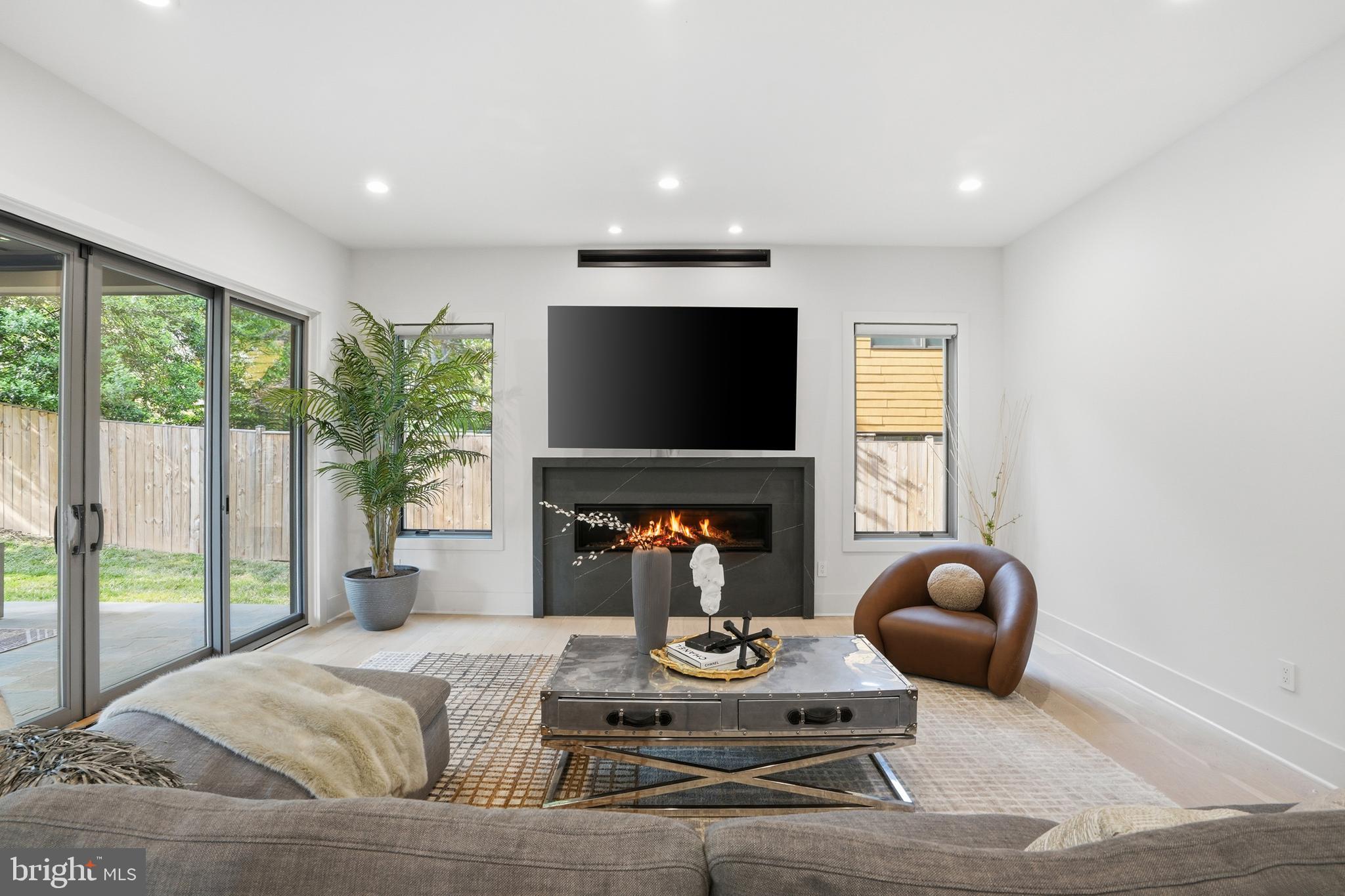 MCLEAN MANOR - Residential