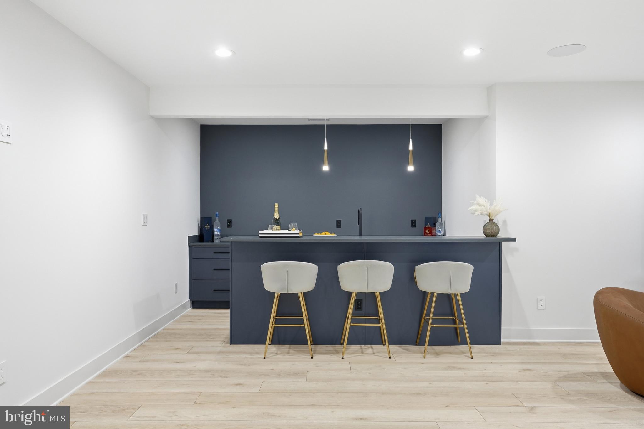 MCLEAN MANOR - Residential