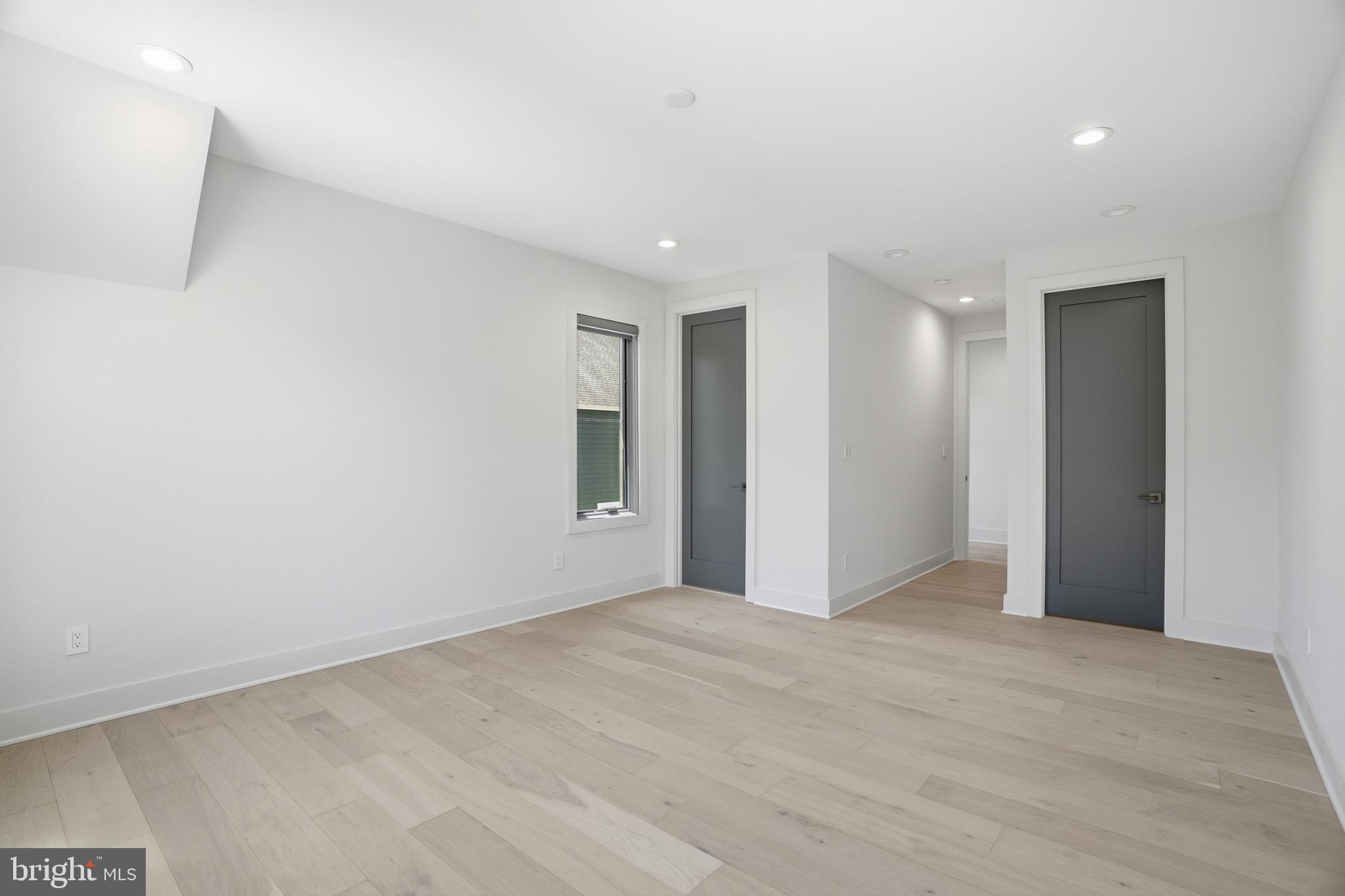 MCLEAN MANOR - Residential