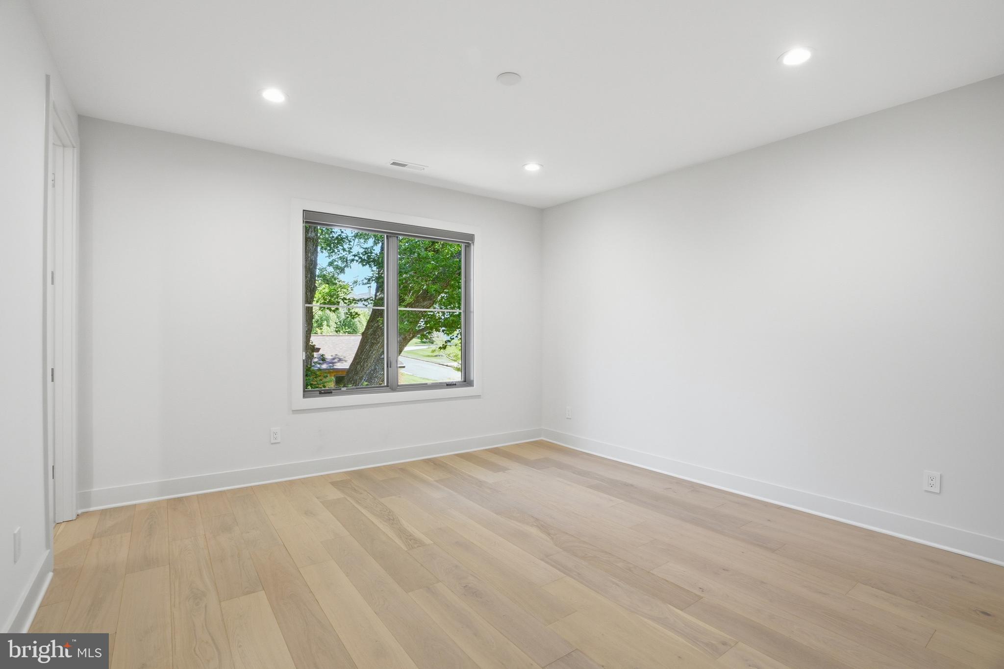 MCLEAN MANOR - Residential