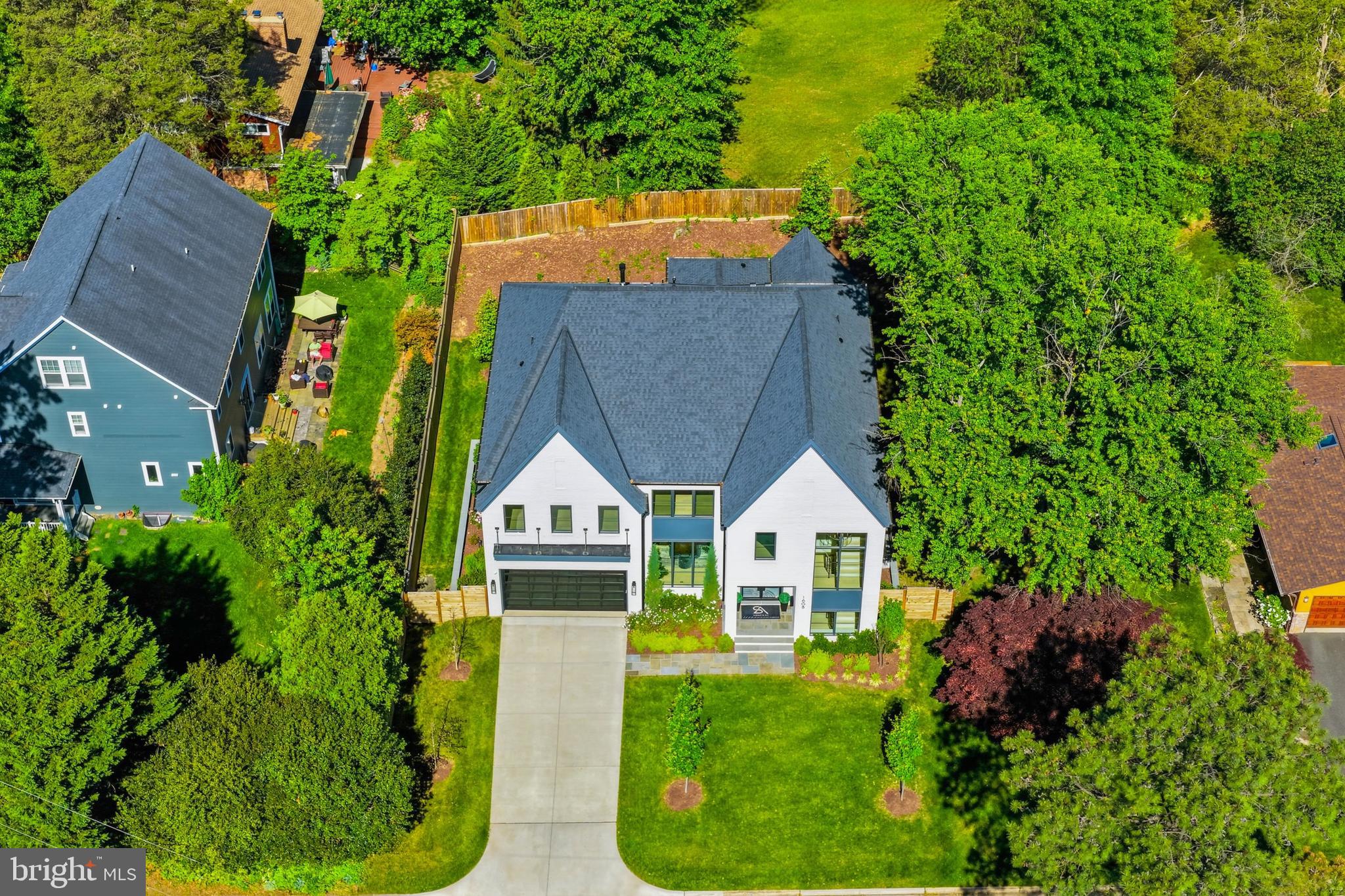 MCLEAN MANOR - Residential