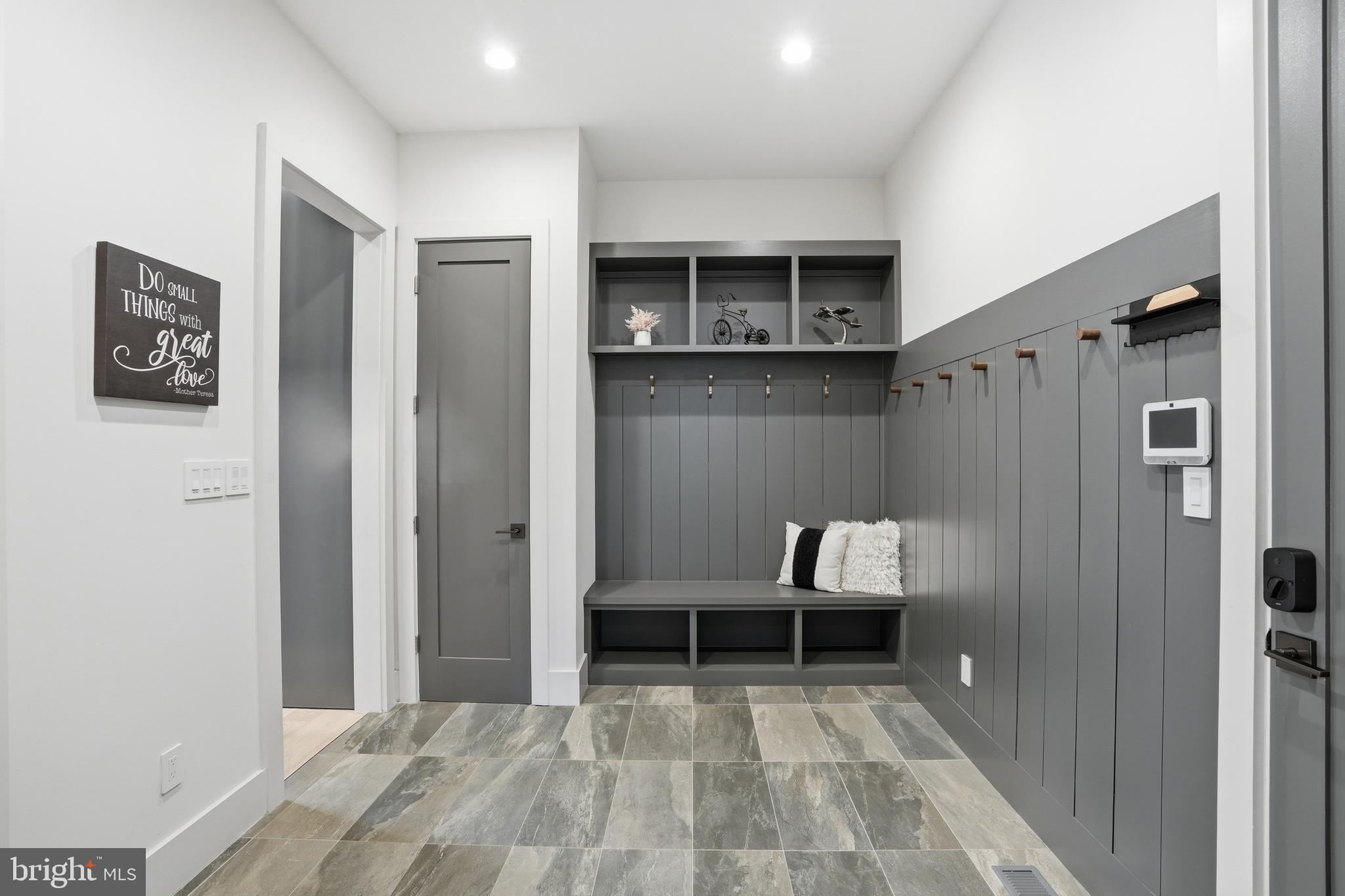 MCLEAN MANOR - Residential
