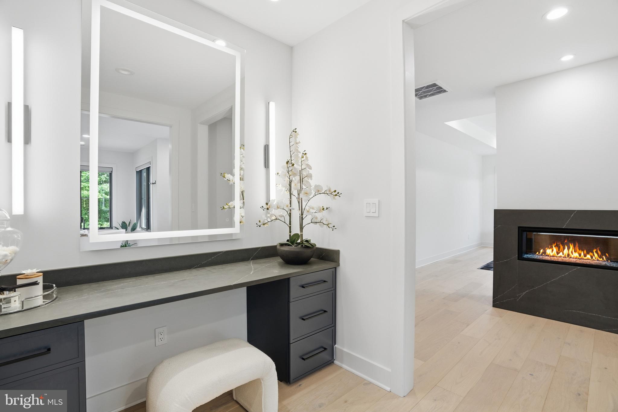 MCLEAN MANOR - Residential