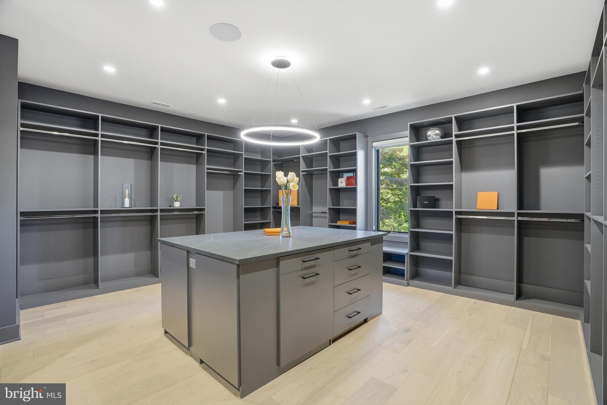 MCLEAN MANOR - Residential