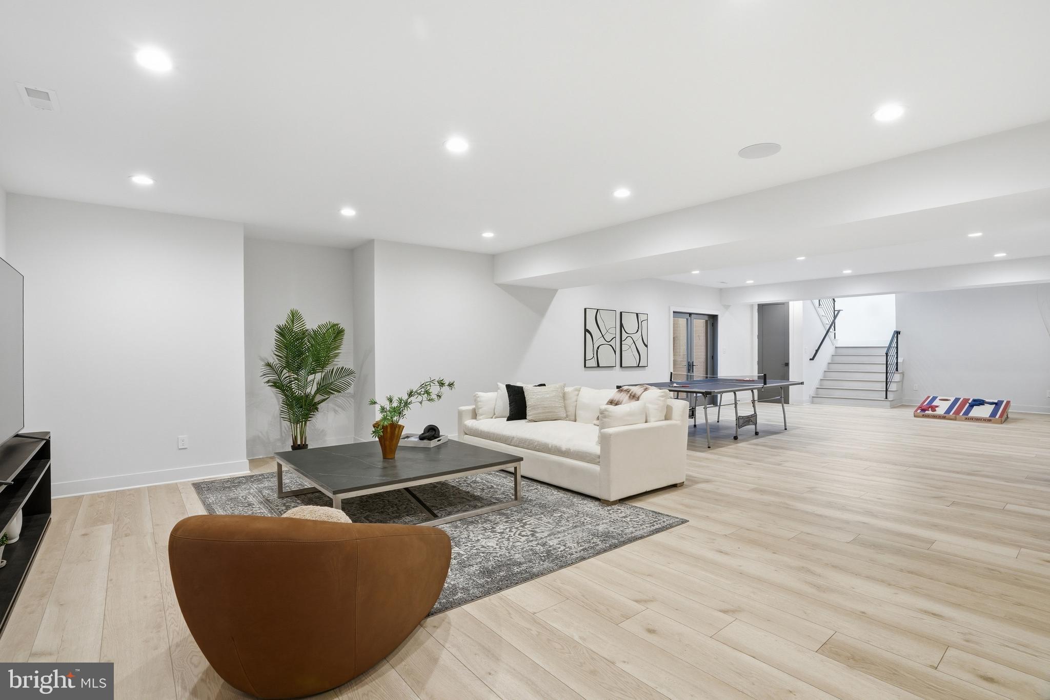 MCLEAN MANOR - Residential