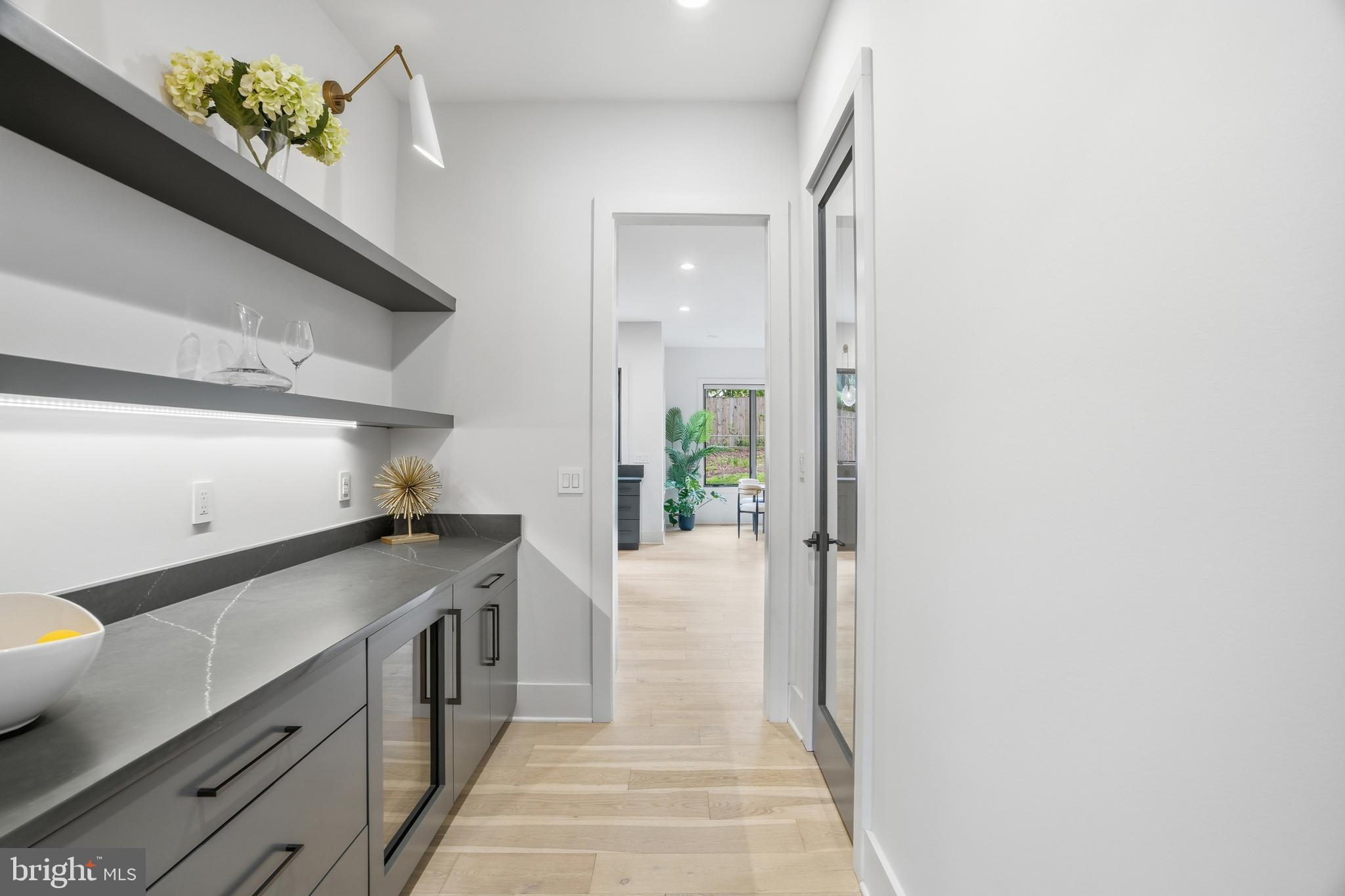 MCLEAN MANOR - Residential