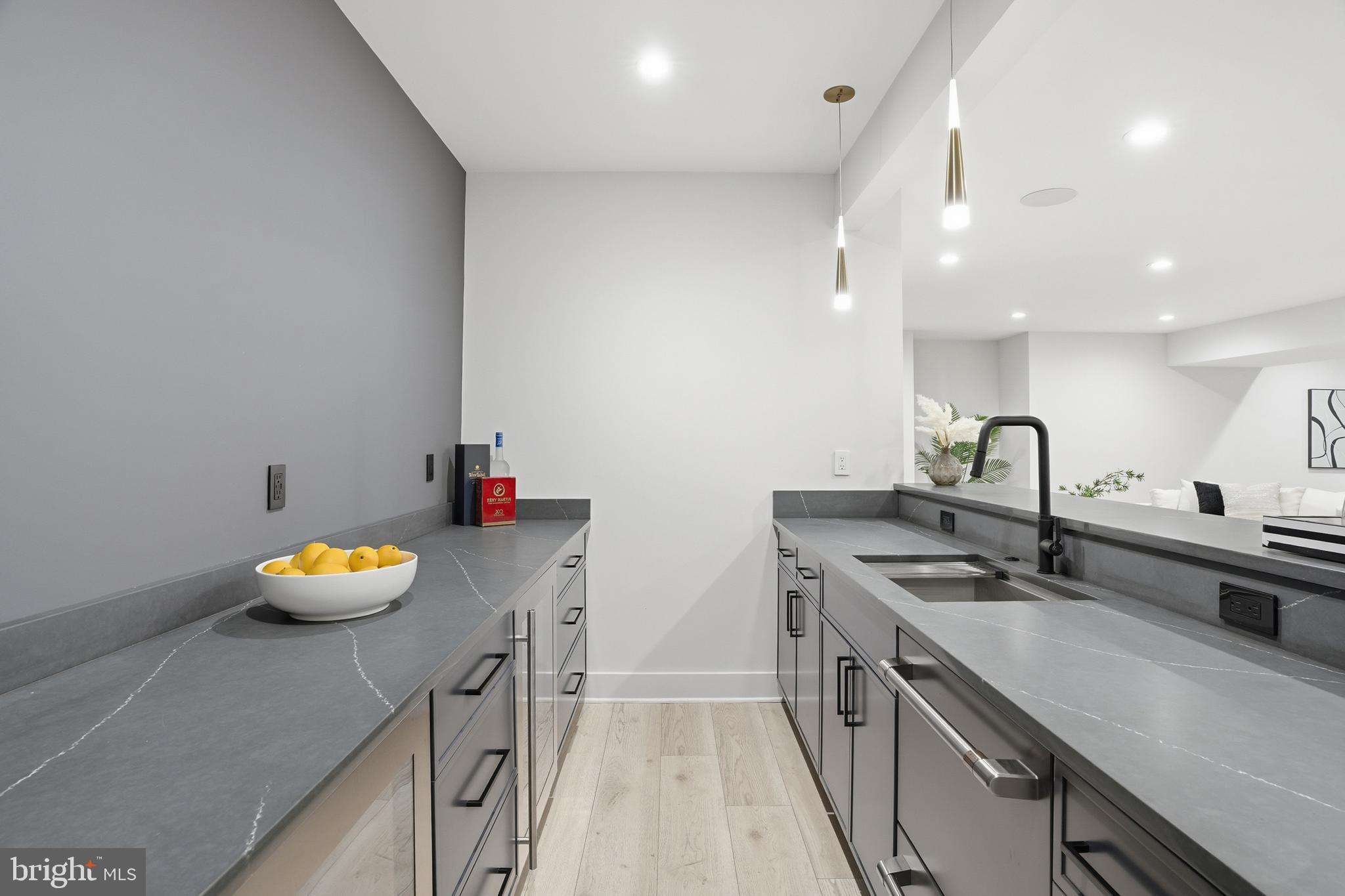 MCLEAN MANOR - Residential