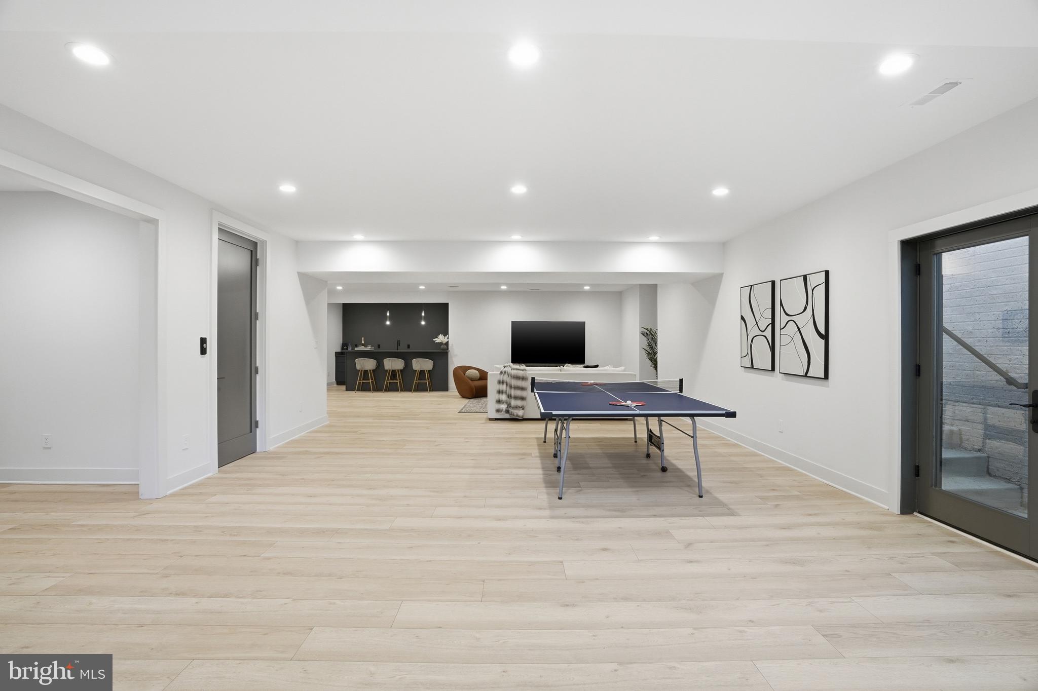 MCLEAN MANOR - Residential