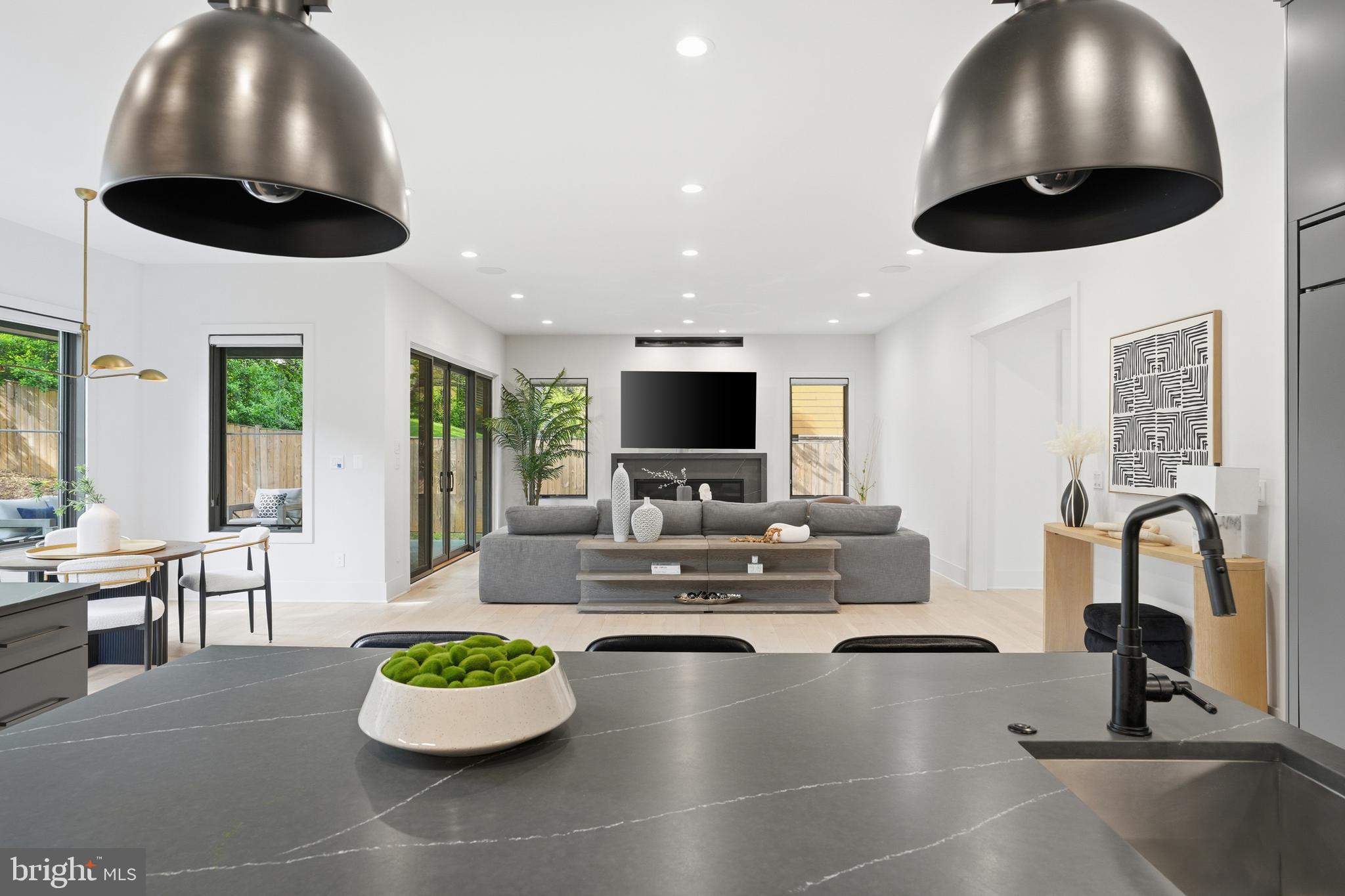 MCLEAN MANOR - Residential