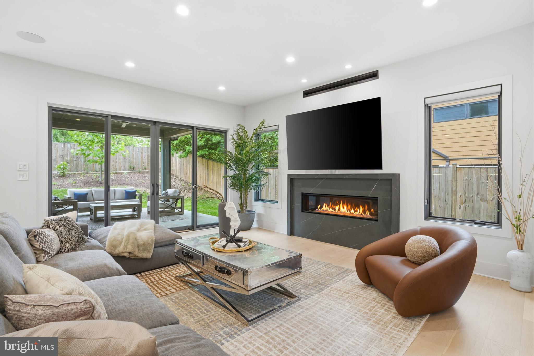 MCLEAN MANOR - Residential