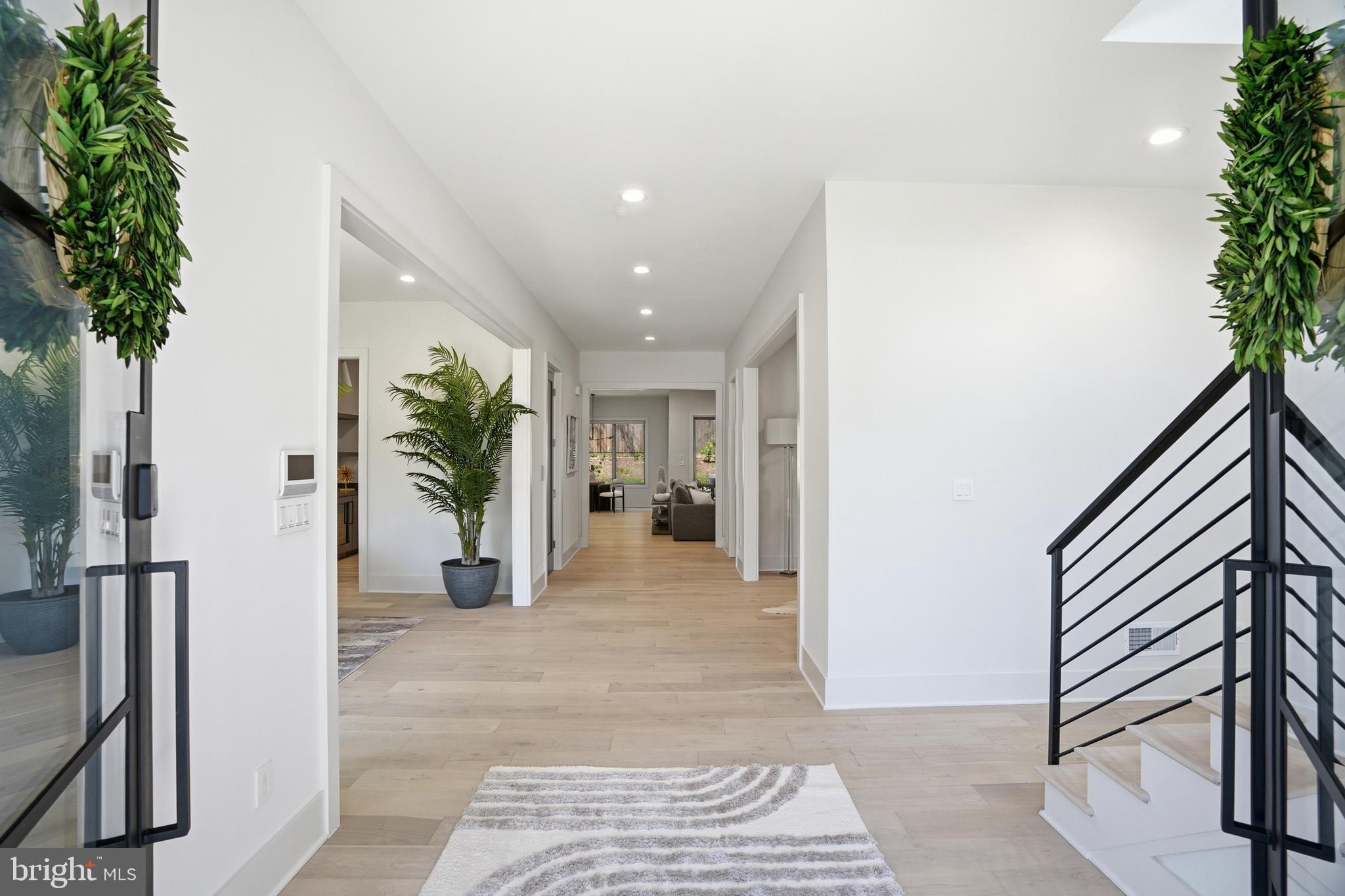 MCLEAN MANOR - Residential