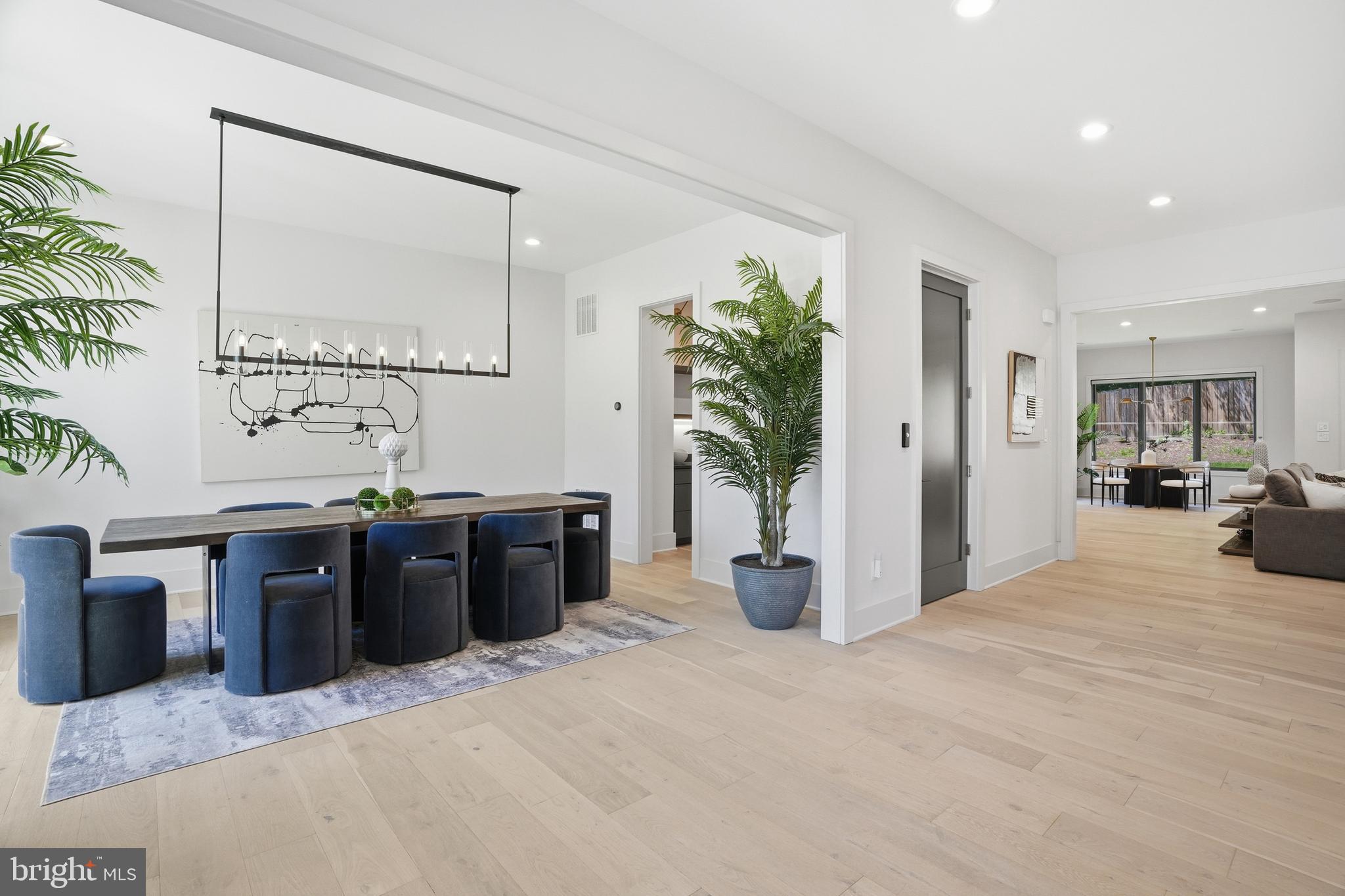 MCLEAN MANOR - Residential