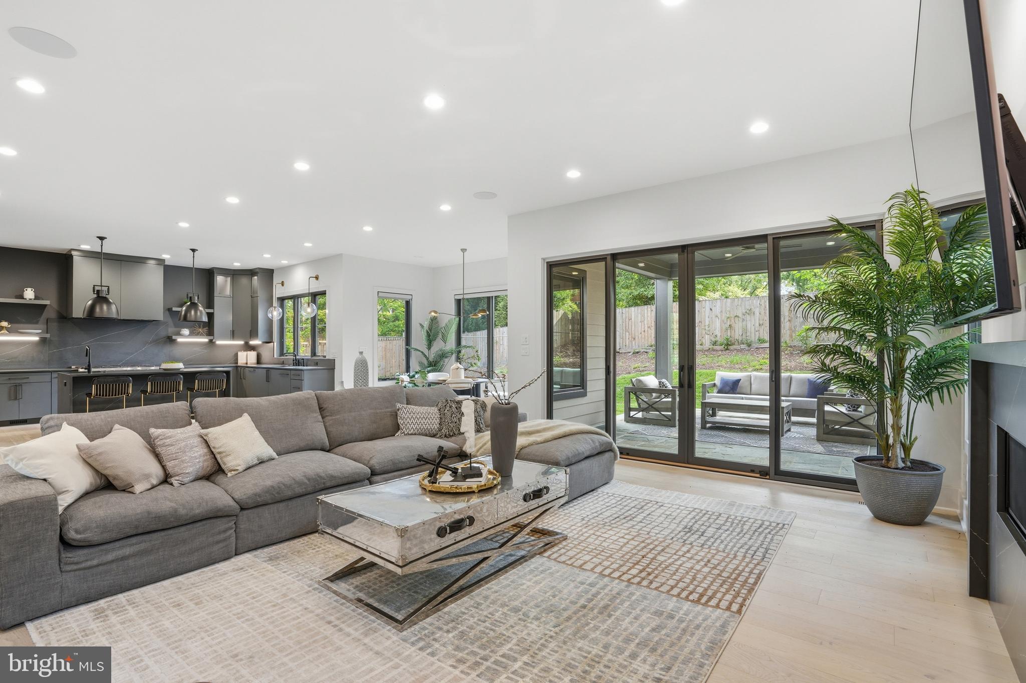 MCLEAN MANOR - Residential