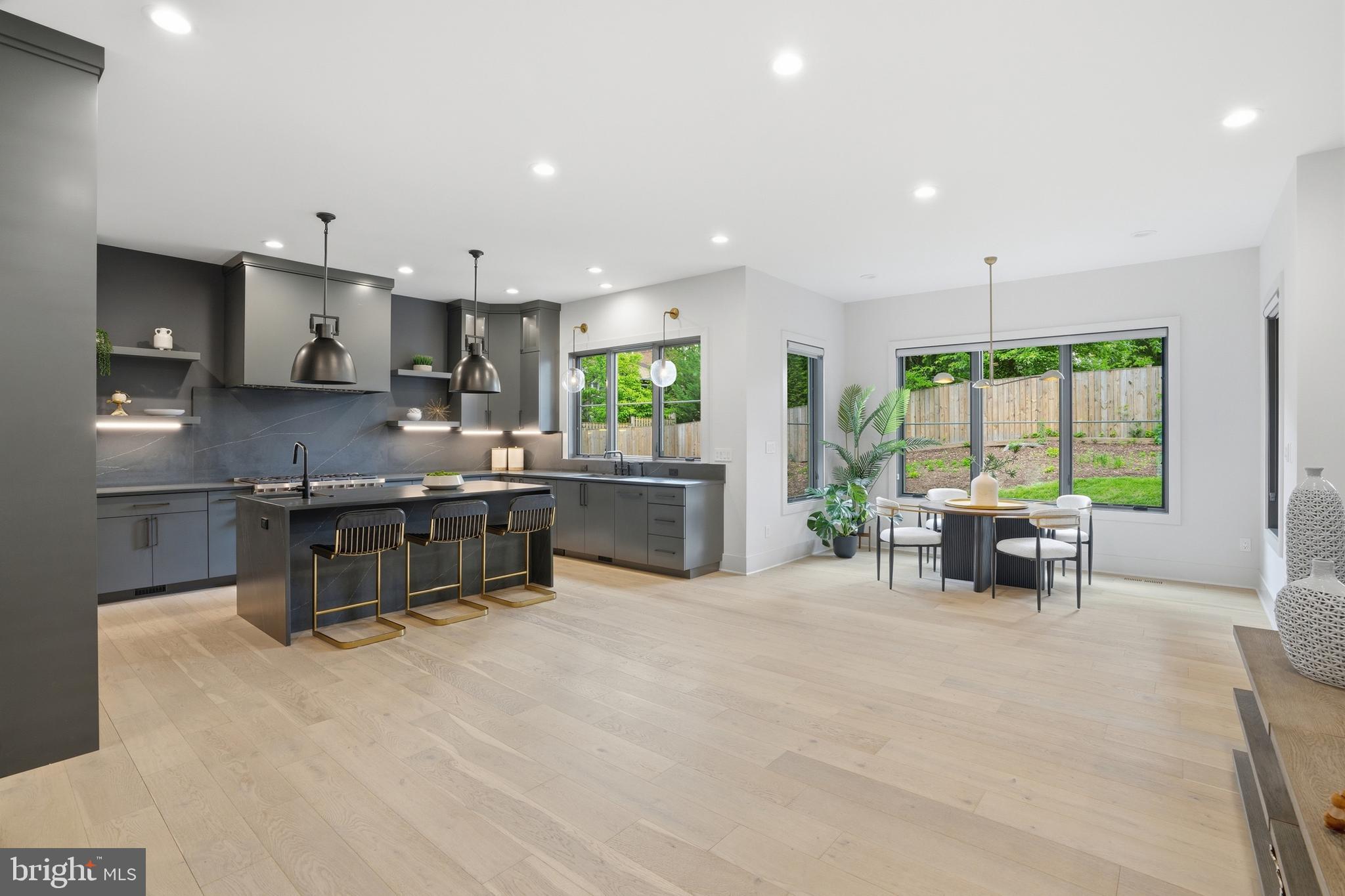 MCLEAN MANOR - Residential