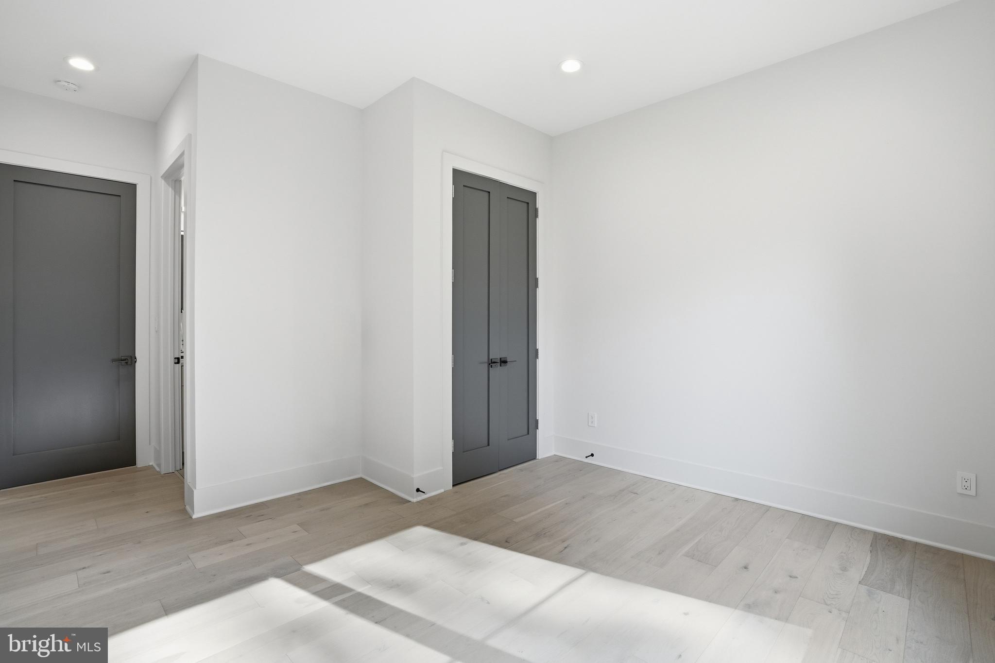 MCLEAN MANOR - Residential
