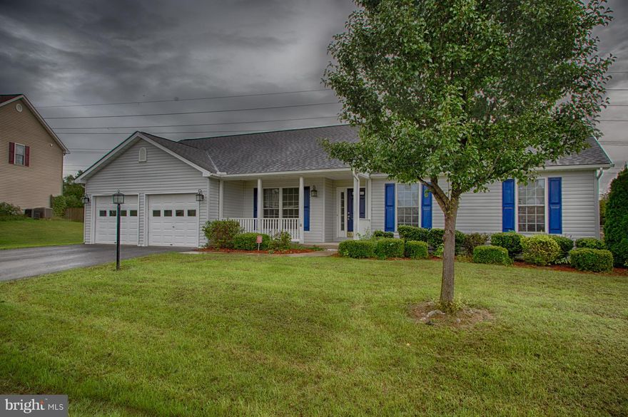 Very nice rancher in North Berkeley County, on a cul-de-sac.  Easy access to schools, highway, shopping.  Large kitchen has center island and all appliances.  Separate dining room.  Good size living and family rooms.  2-car garage.