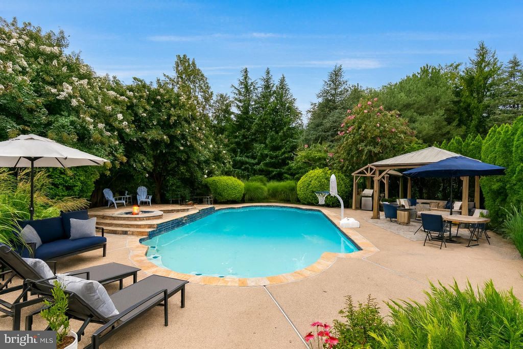Photo of 35191 Dornoch Court, ROUND HILL, VA 20141 (MLS # VALO2107878)