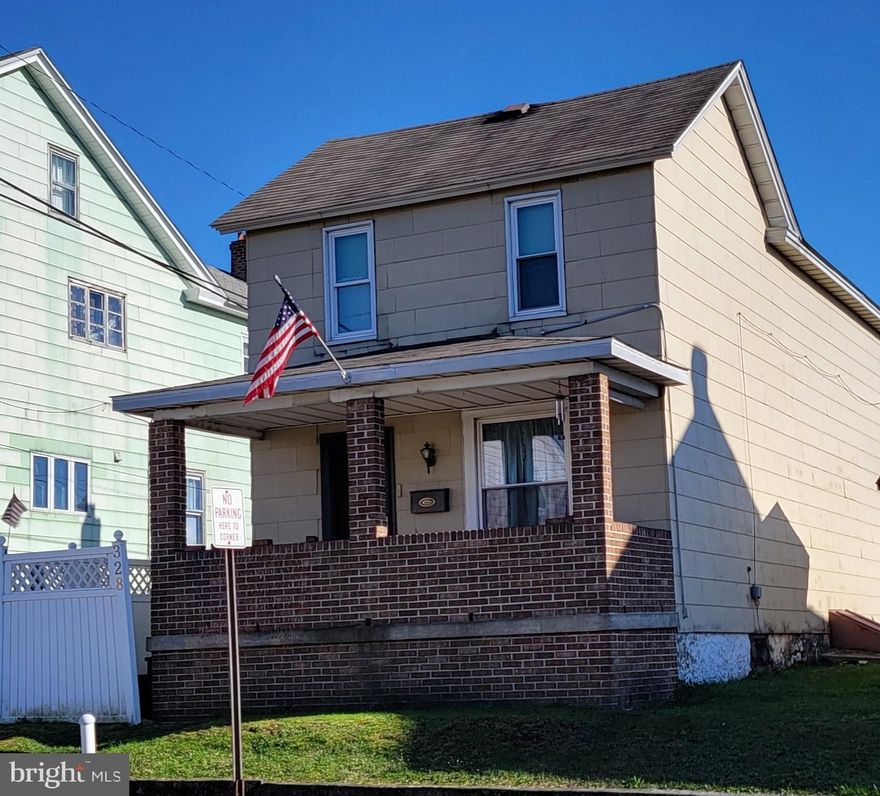 : Perfect opportunity to own a 3 bedroom single family home. Why pay high rent when you can own your own home. Call today to set up an appointment! Square footage taken from tax data. All measurements and taxes are estimated.