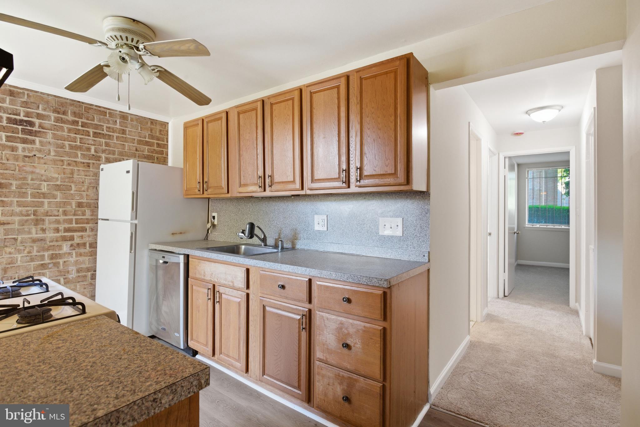 HUNTLEY SQUARE CONDOMINIUMS - Residential