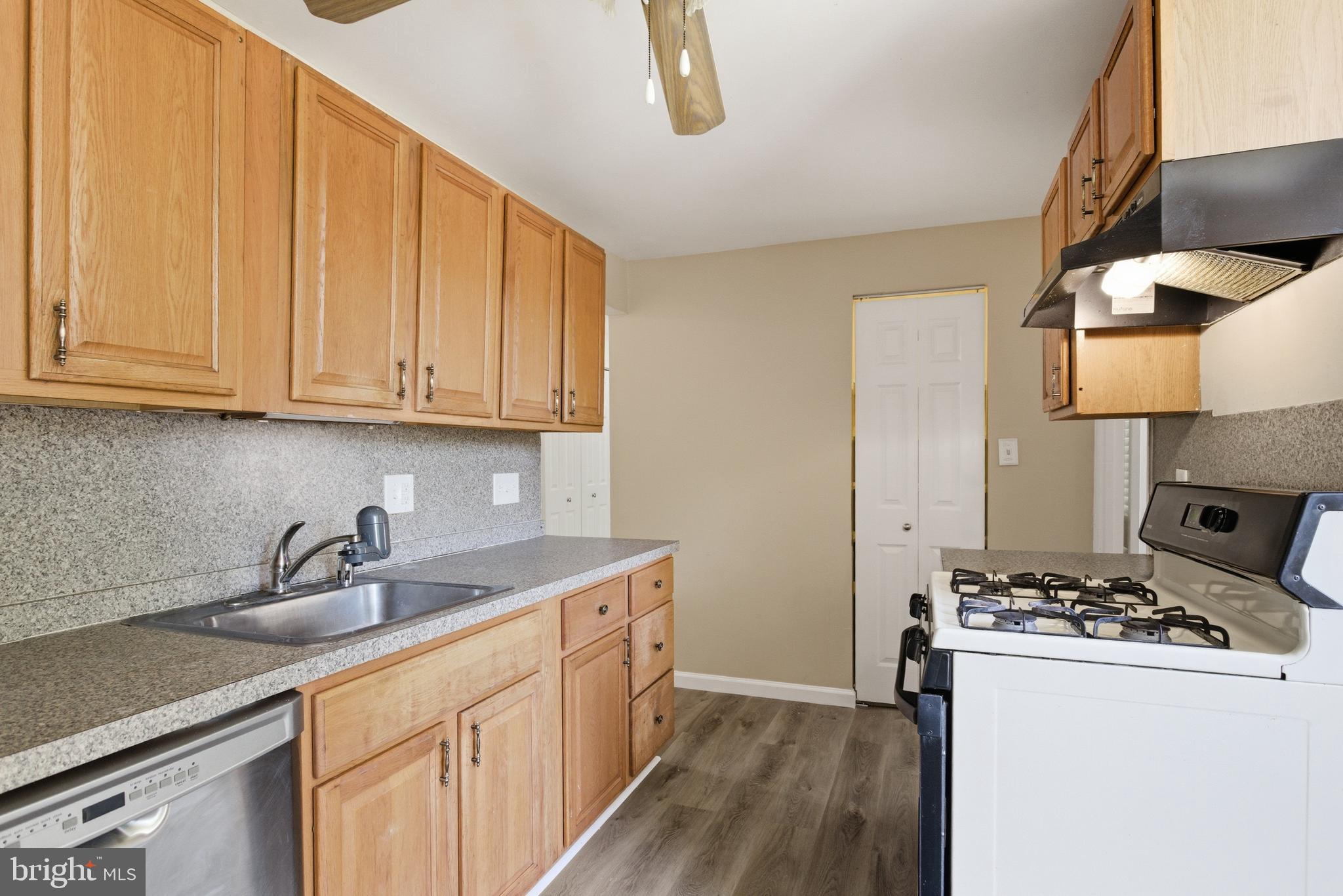 HUNTLEY SQUARE CONDOMINIUMS - Residential