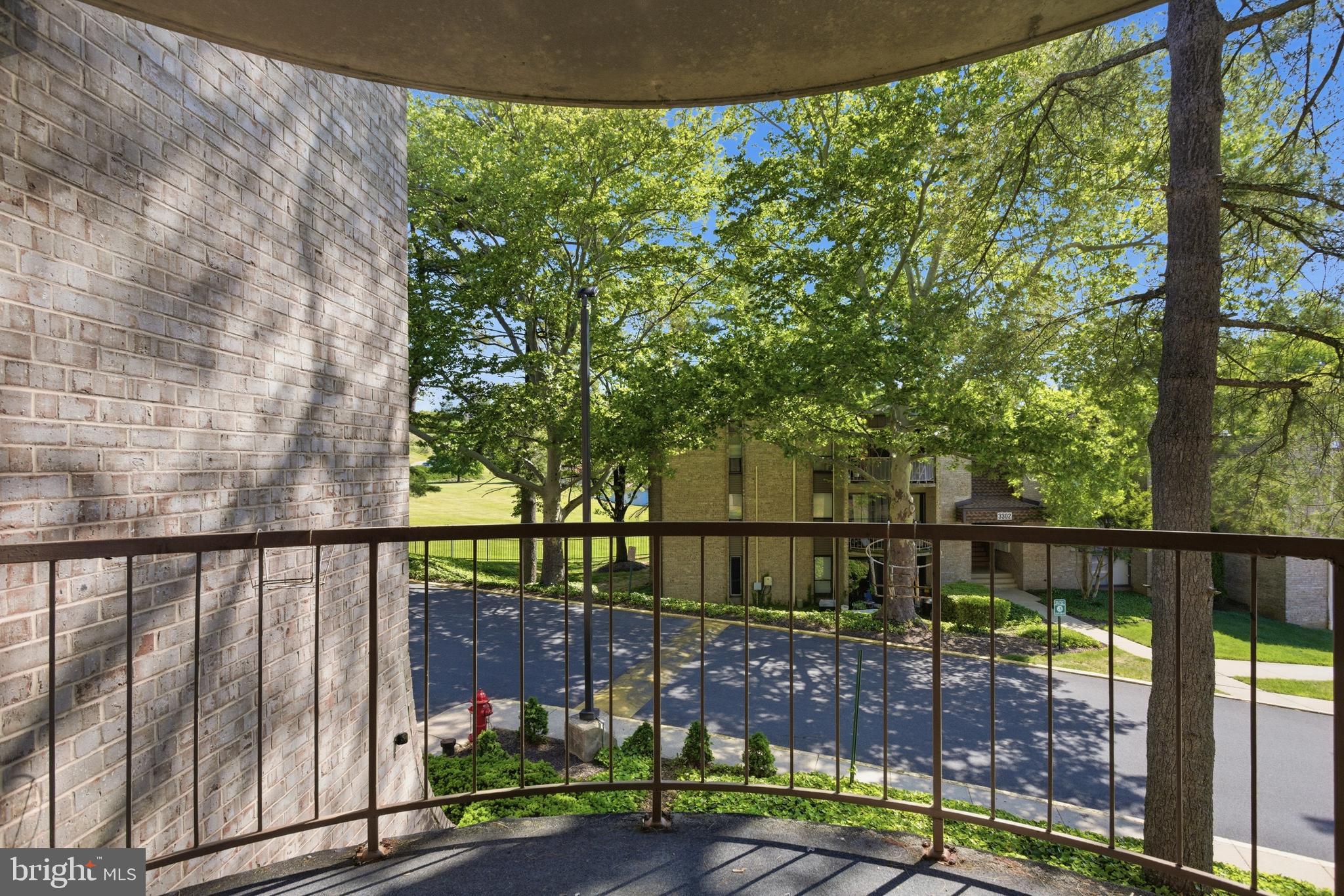 HUNTLEY SQUARE CONDOMINIUMS - Residential