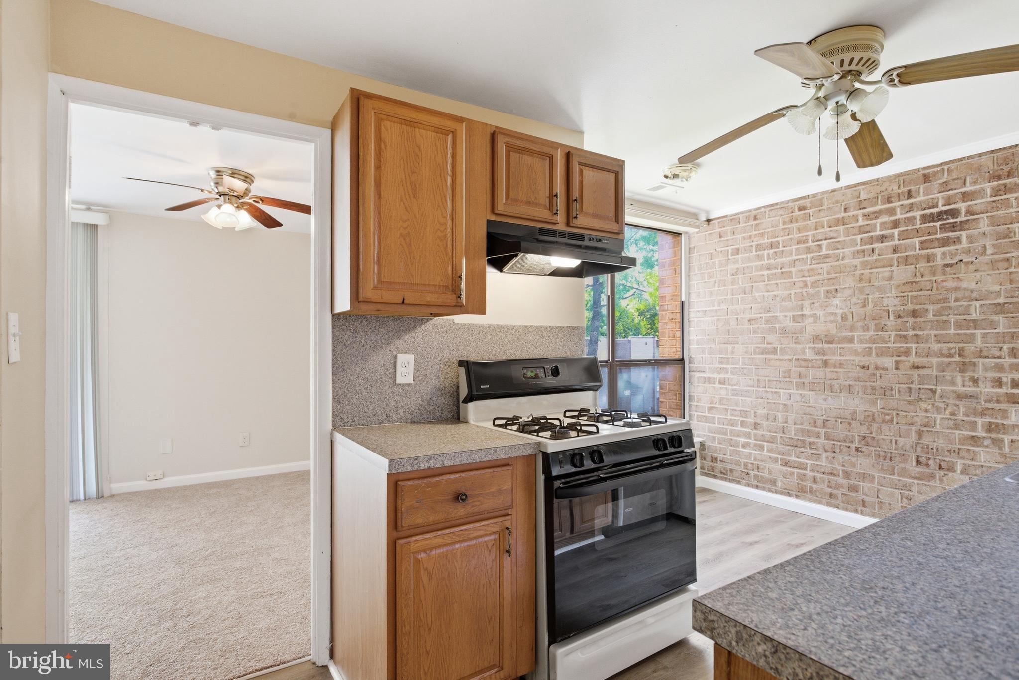 HUNTLEY SQUARE CONDOMINIUMS - Residential