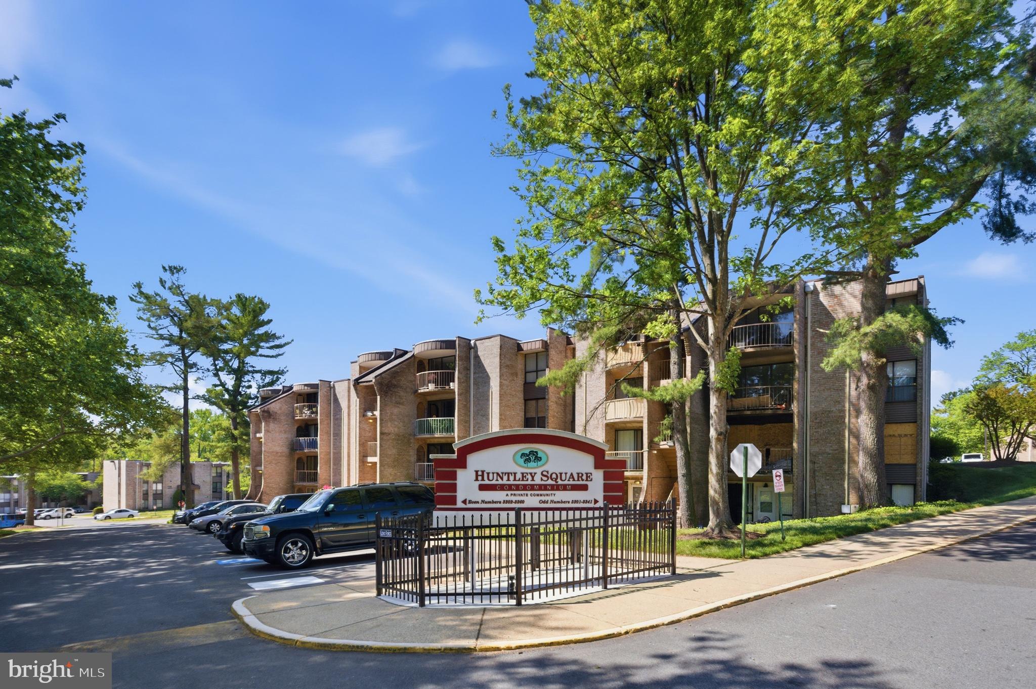 HUNTLEY SQUARE CONDOMINIUMS - Residential